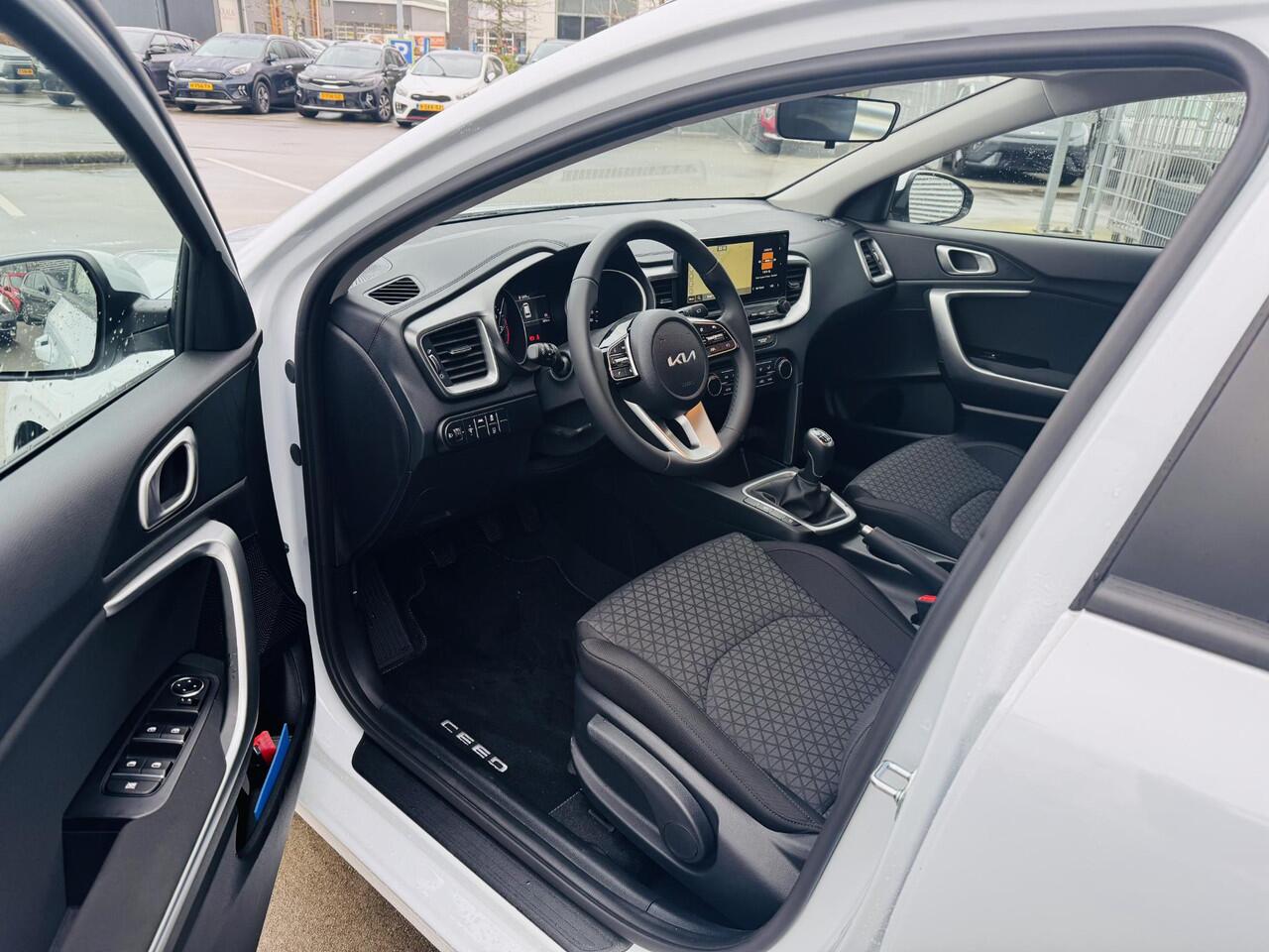 KIA CEE D Ceed Sportswagon 1.0 T-GDi ComfortLine Black Wheels + 4 season banden Demo auto ! | BTW Auto | Km-stand kan iets varieeren ! | Informeer altijd even of de auto aanwezig is..