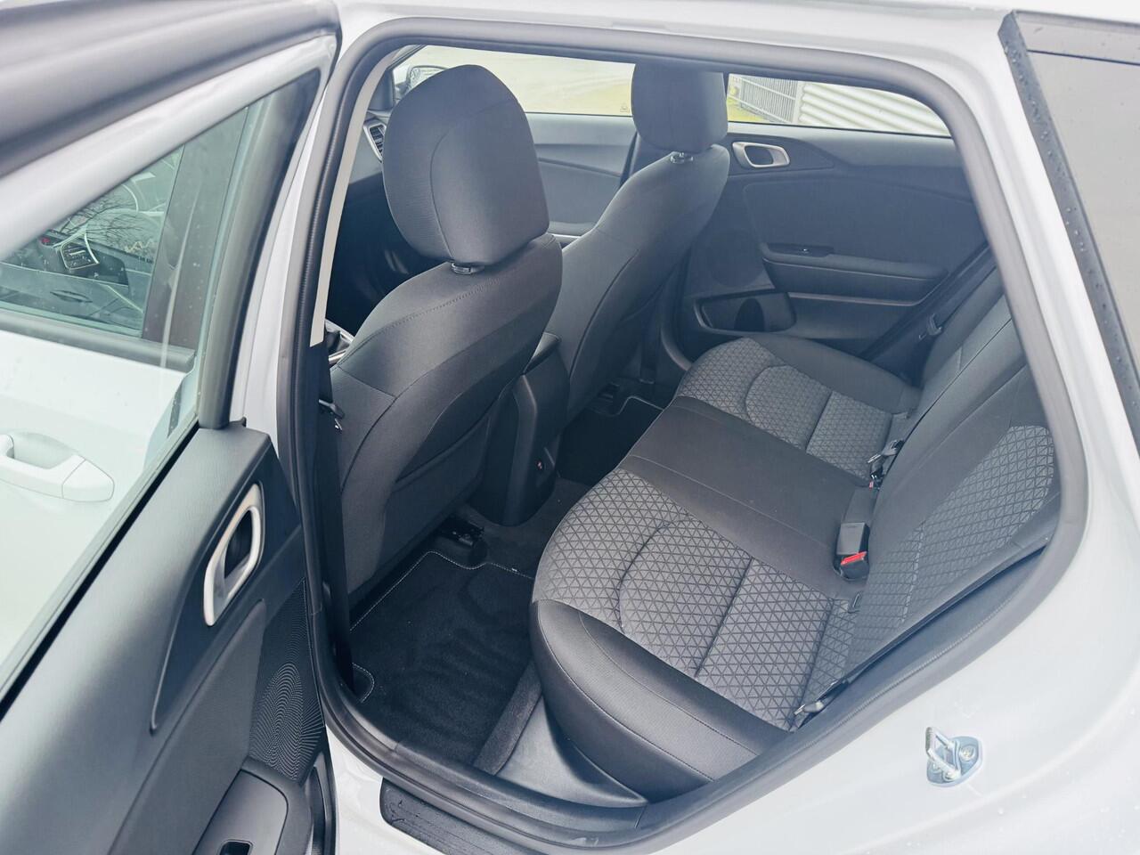 KIA CEE D Ceed Sportswagon 1.0 T-GDi ComfortLine Black Wheels + 4 season banden Demo auto ! | BTW Auto | Km-stand kan iets varieeren ! | Informeer altijd even of de auto aanwezig is..