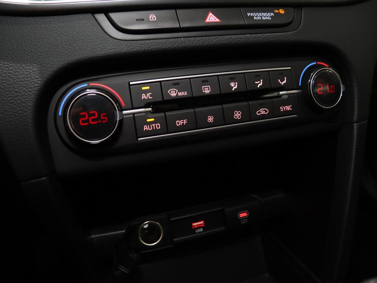 KIA CEE D Ceed SW 1.0 T-GDi ComfortLine | Klimaatregeling | Dakrails | Cruise control | Achteruitrijcamera | Navigatie |