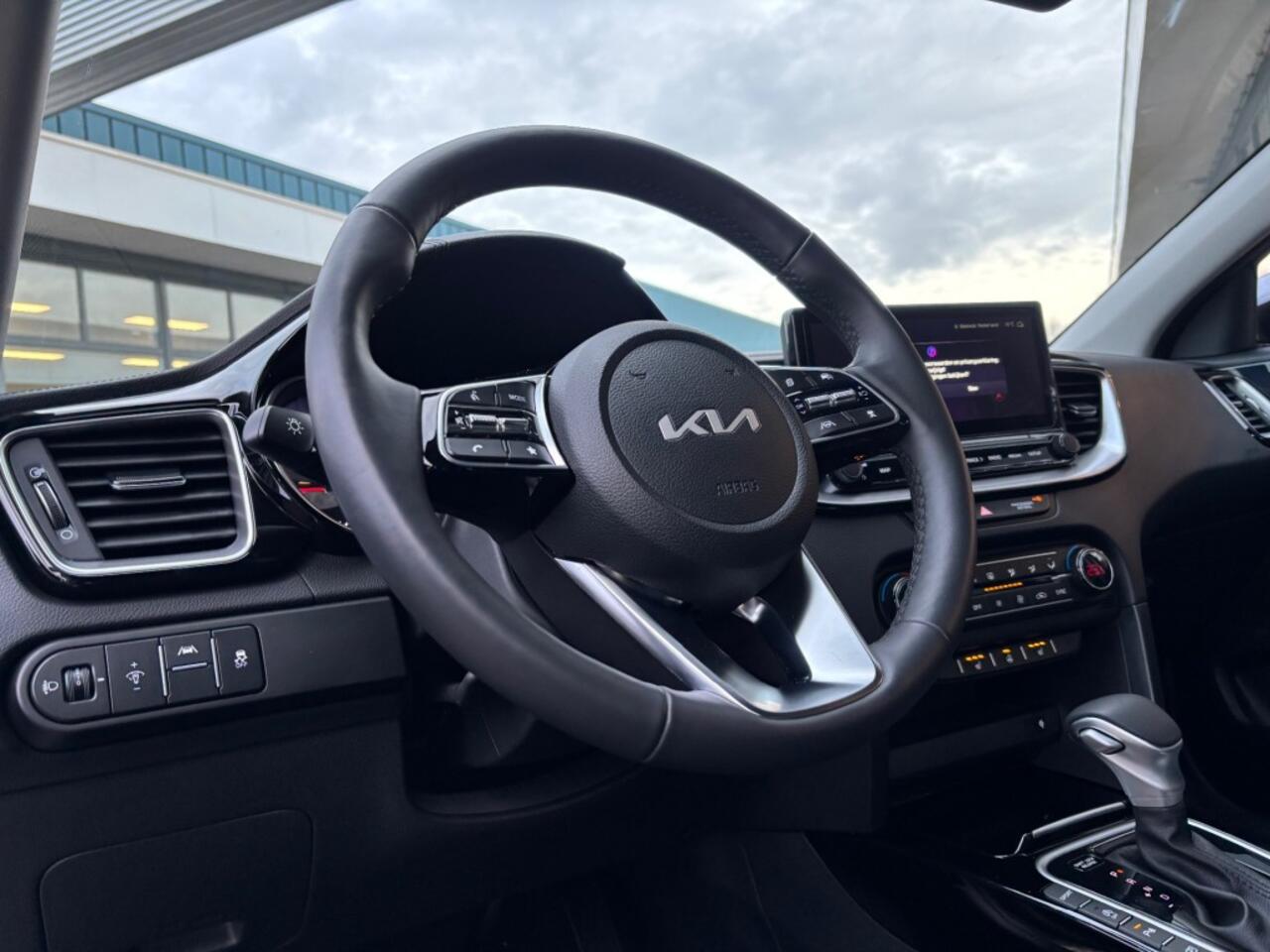 KIA CEE D 1.5 T-GDI AUTOMAAT DYNAMICLINE NAVI PDC WINTERPACK.