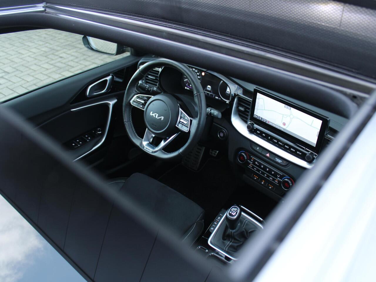 KIA CEE D Ceed Sportswagon 1.5 T-GDi GT-Line | Panorama dak | Stoel & stuurverwarming | Camera | Apple carplay