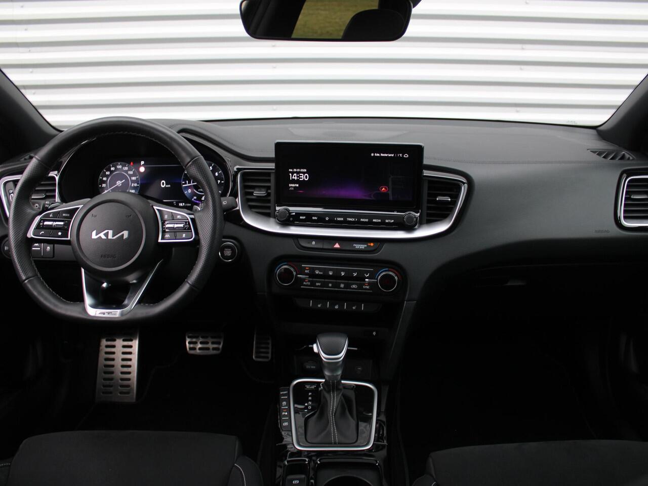 KIA CEE D Ceed 1.5 T-GDi GT-Line | Stuur-/stoelverwarming | Schuifdak | Cruise adapt. | Camera | 17" LM | LED | Dodehoek sensor | Draadloze lader |