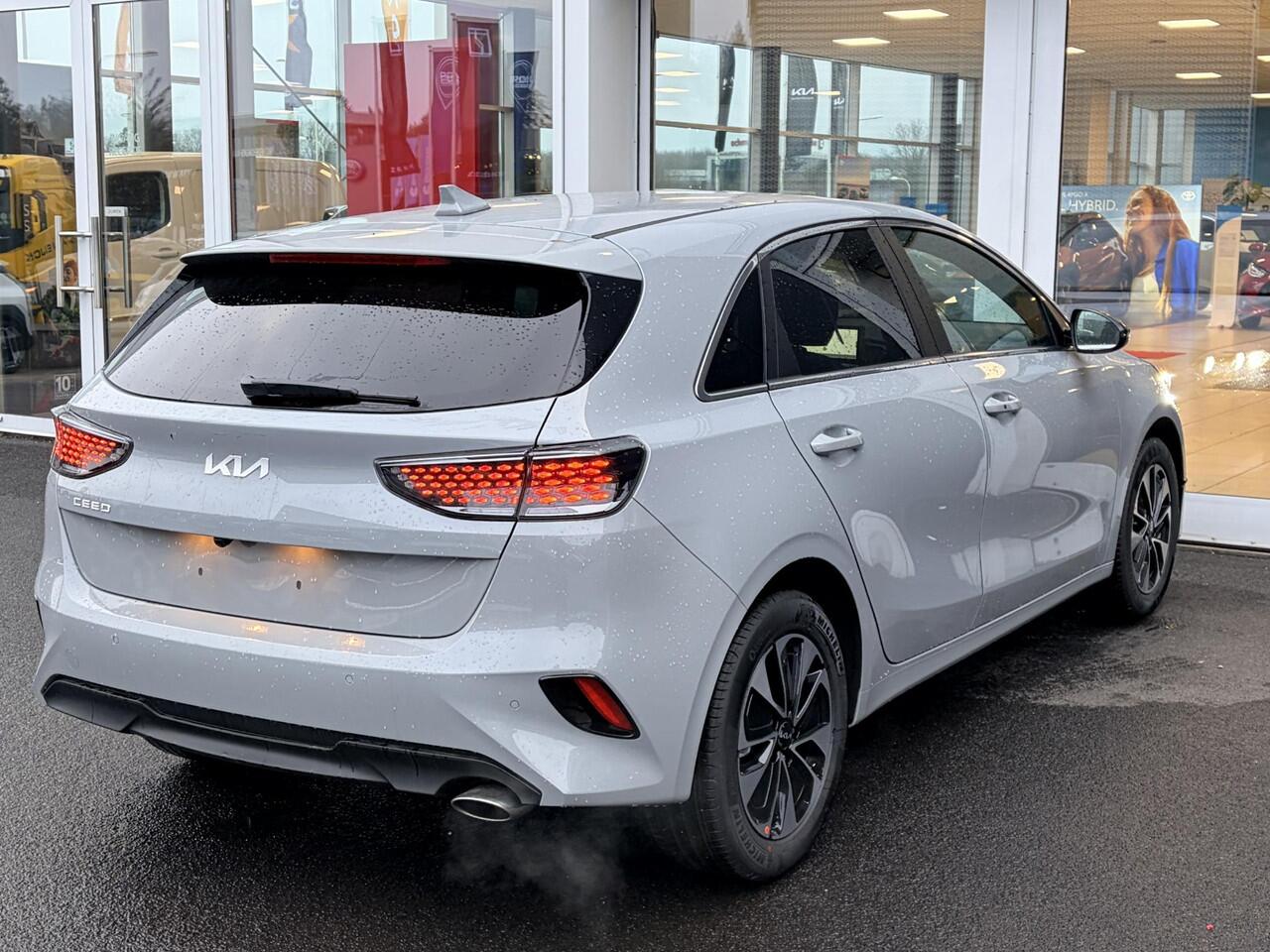KIA CEE D Ceed 1.0 T-GDi Design Edition Kleur Wolf Gray | Actieprijs nu rijklaar ¤. 30.985,= | Prijs inclusief alle lopende Kia Acties