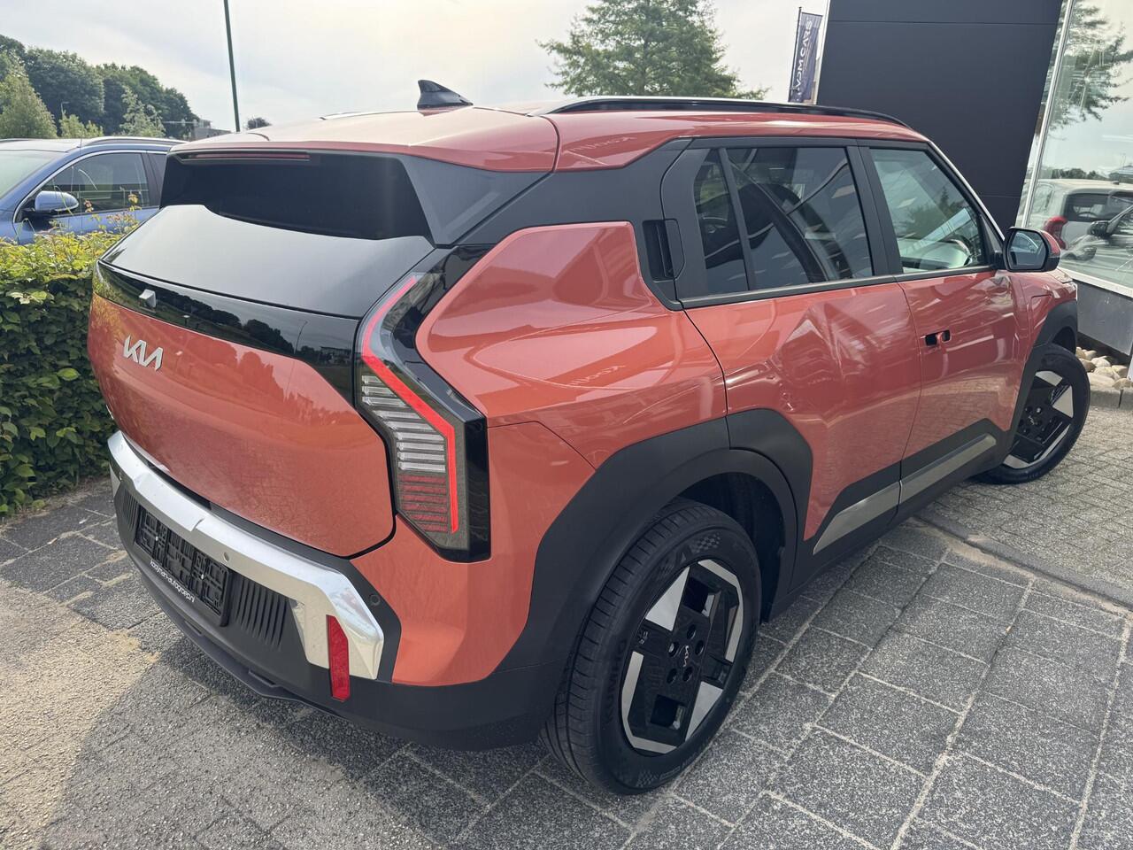 KIA EV3 Plus 58.3 kWh ¤35.695,- RIJKLAAR! Nu ¤3.230,- voordeel! Meerdere kleuren en uitvoeringen leverbaar.
