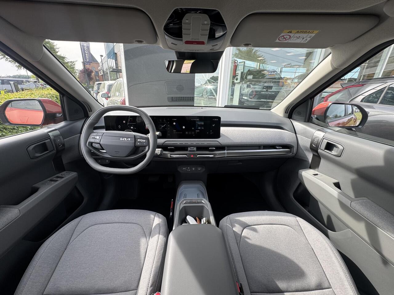 KIA EV3 Plus 81.4 kWh ¤40.195,- RIJKLAAR! Nu ¤3.230,- voordeel! Meerdere kleuren en uitvoeringen leverbaar.