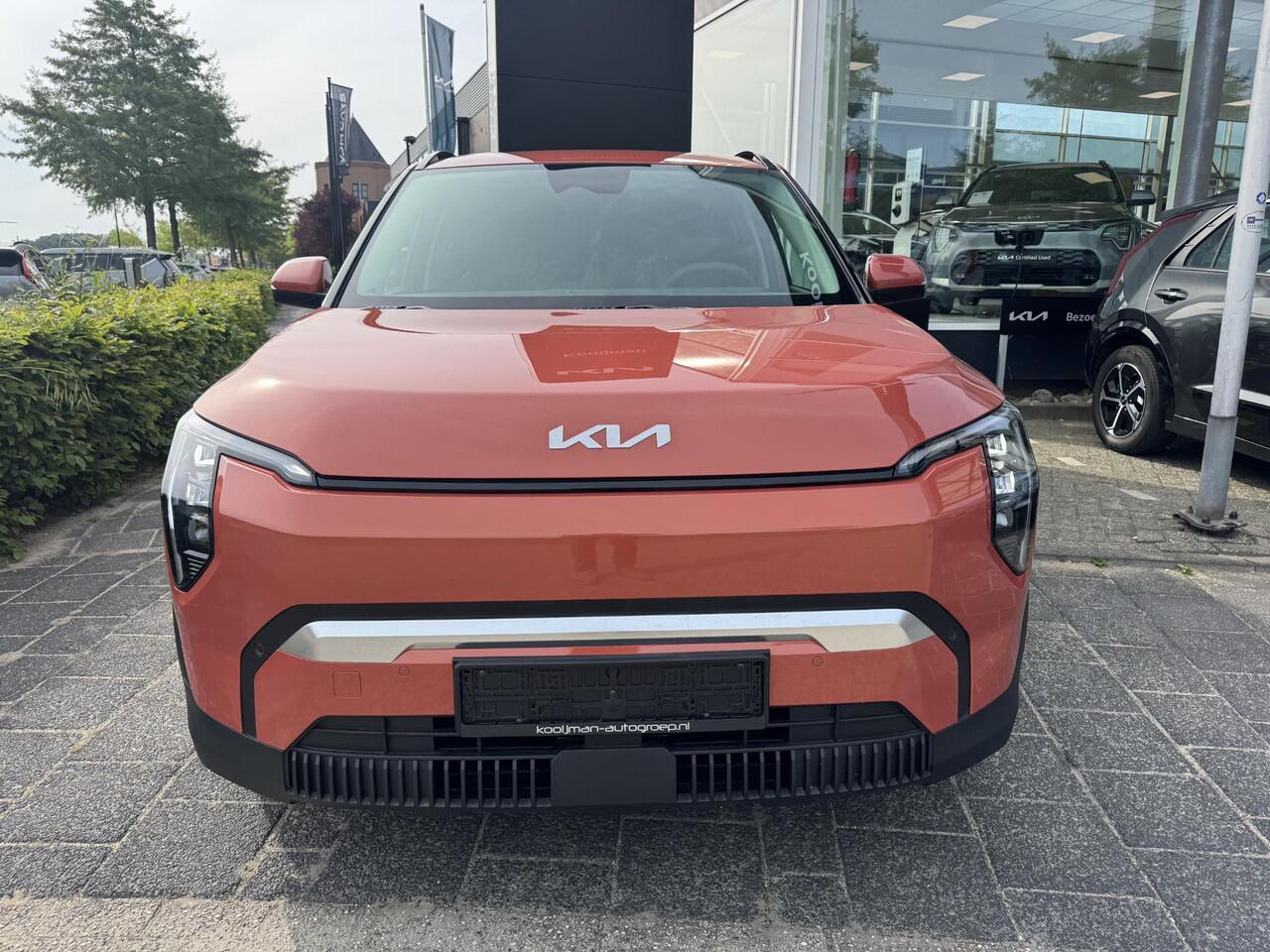 KIA EV3 Plus 81.4 kWh ¤40.195,- RIJKLAAR! Nu ¤3.230,- voordeel! Meerdere kleuren en uitvoeringen leverbaar.