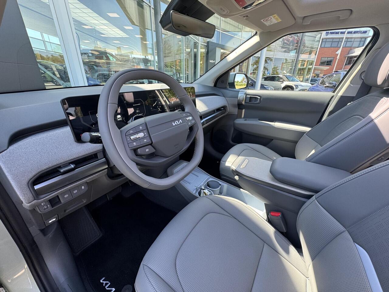 KIA EV3 Plus Advanced 58.3 kWh ¤38.195,- RIJKLAAR! Nu ¤3.230,- voordeel! Meerdere kleuren en uitvoeringen leverbaar.