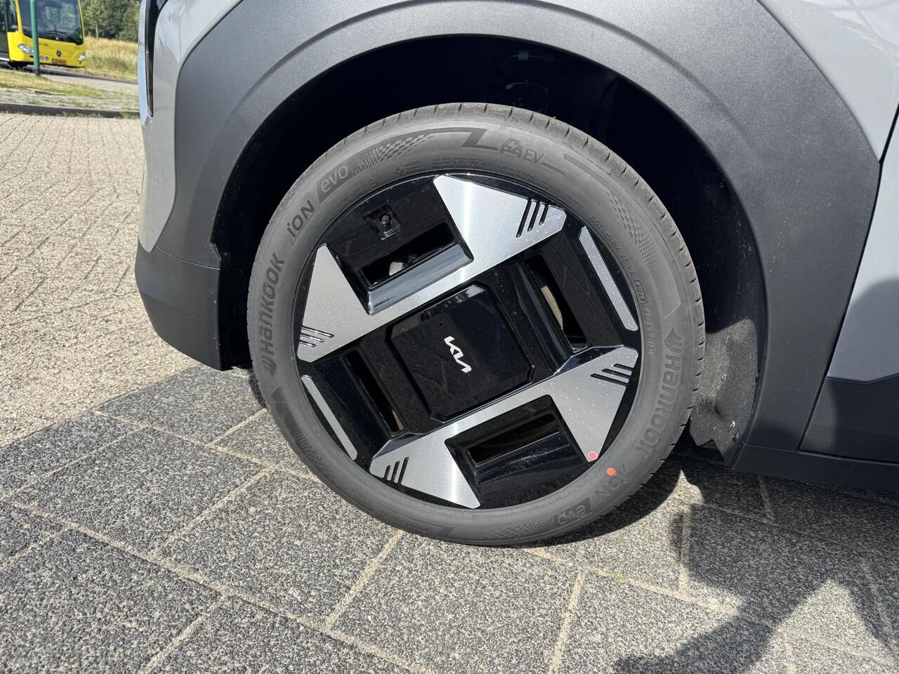 KIA EV3 Plus Advanced 58.3 kWh ¤38.195,- RIJKLAAR! Nu ¤3.230,- voordeel! Meerdere kleuren en uitvoeringen leverbaar.