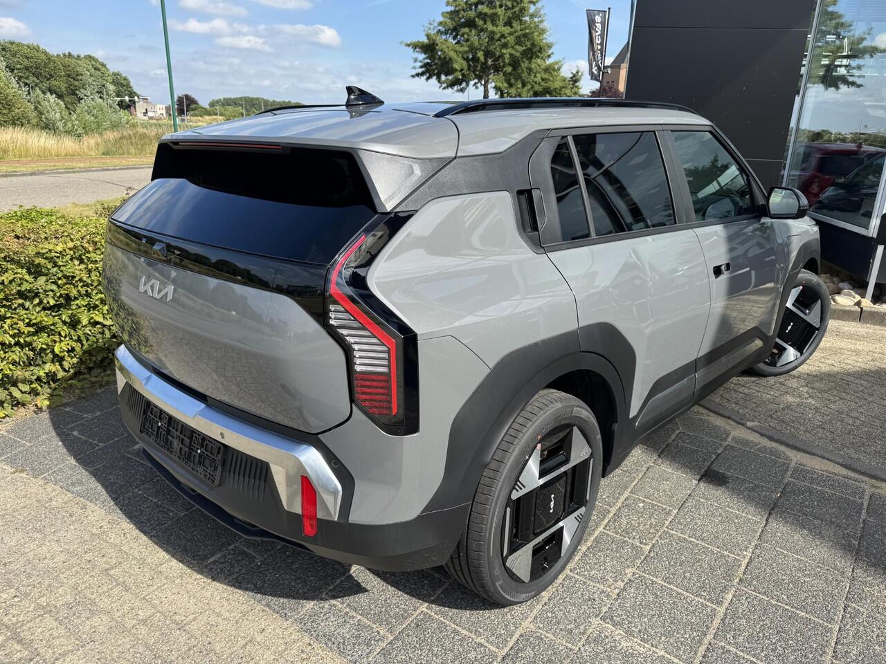 KIA EV3 Plus Advanced 58.3 kWh ¤38.195,- RIJKLAAR! Nu ¤3.230,- voordeel! Meerdere kleuren en uitvoeringen leverbaar.