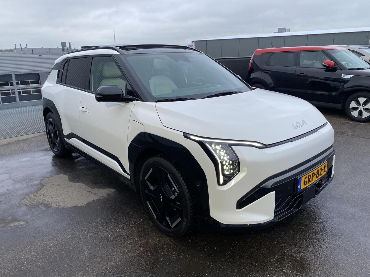 KIA EV3 GT-PlusLine 81.4 kWh Auto vol luxe! Schuif-/kanteldak, trekhaak, V2L, 360° camera, stoelverwarming, navigatie, Apple CarPlay/Android Auto, NL-auto, boekjes compleet