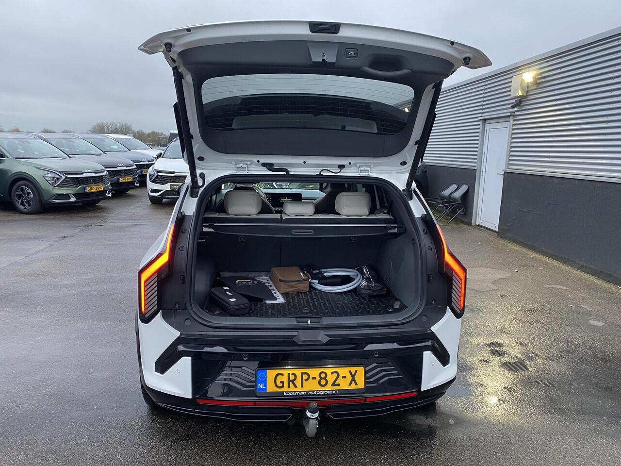 KIA EV3 GT-PlusLine 81.4 kWh Auto vol luxe! Schuif-/kanteldak, trekhaak, V2L, 360° camera, stoelverwarming, navigatie, Apple CarPlay/Android Auto, NL-auto, boekjes compleet