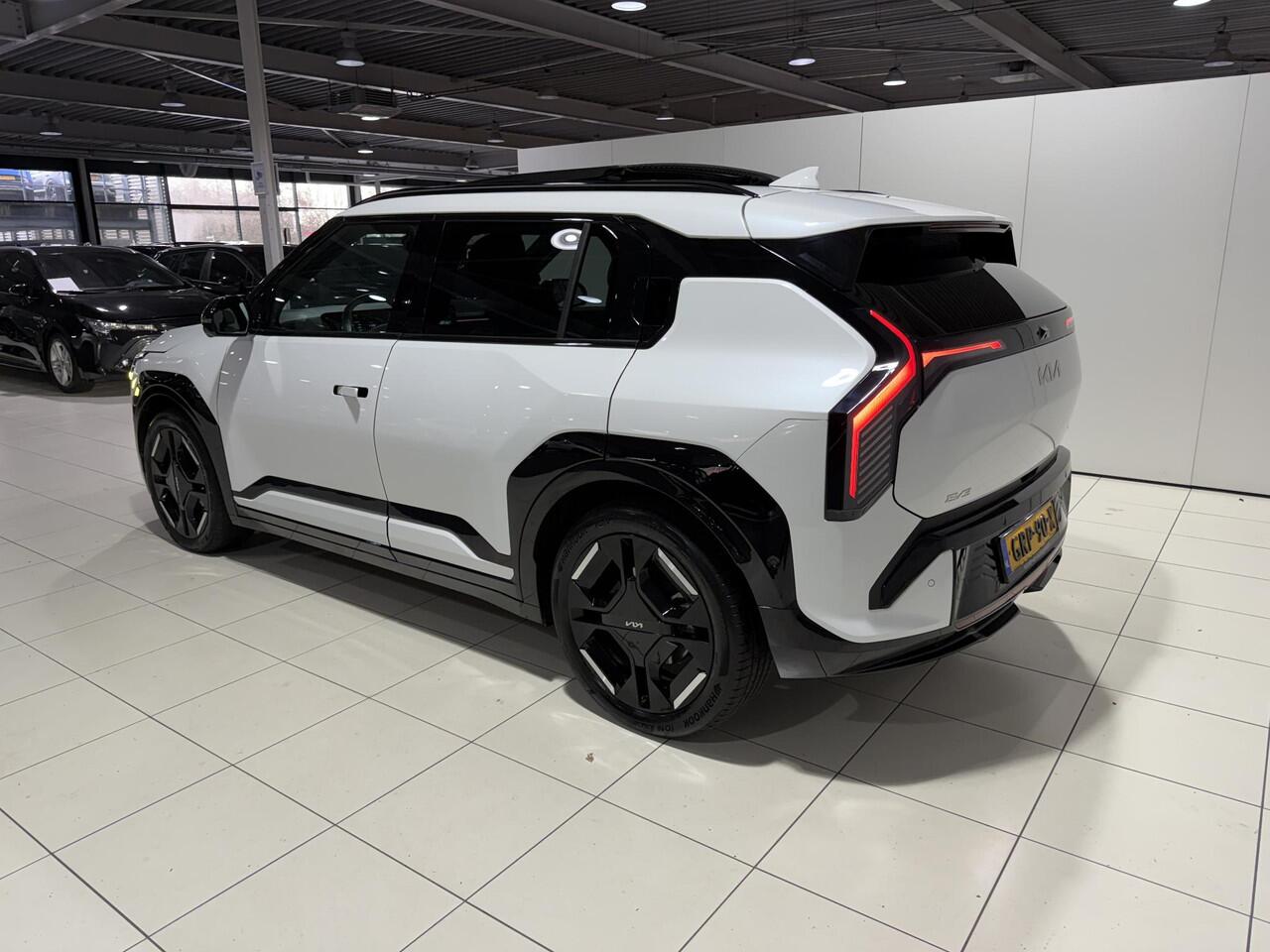 KIA EV3 GT-PlusLine 81.4 kWh Auto vol luxe! Schuif-/kanteldak, V2L, 360° camera, stoelverwarming, navigatie, Apple CarPlay/Android Auto, NL-auto,