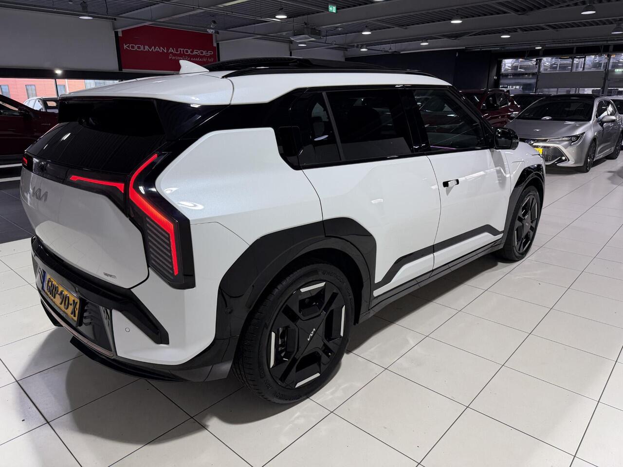 KIA EV3 GT-PlusLine 81.4 kWh Auto vol luxe! Schuif-/kanteldak, V2L, 360° camera, stoelverwarming, navigatie, Apple CarPlay/Android Auto, NL-auto,