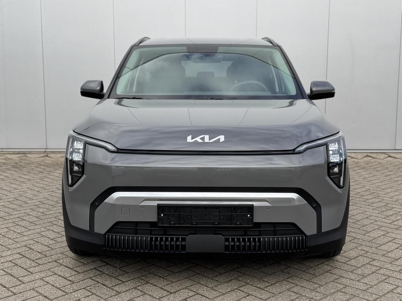 KIA EV3 Plus 58.3 kWh | Tijdelijk Kia inruilpremie ¤ 3000,- Bij Aanschaf | Parkeersensoren Voor + Achter | Camera | Adaptive Cruise | Keyless | DAB+ | Apple Carplay/ Android Auto
