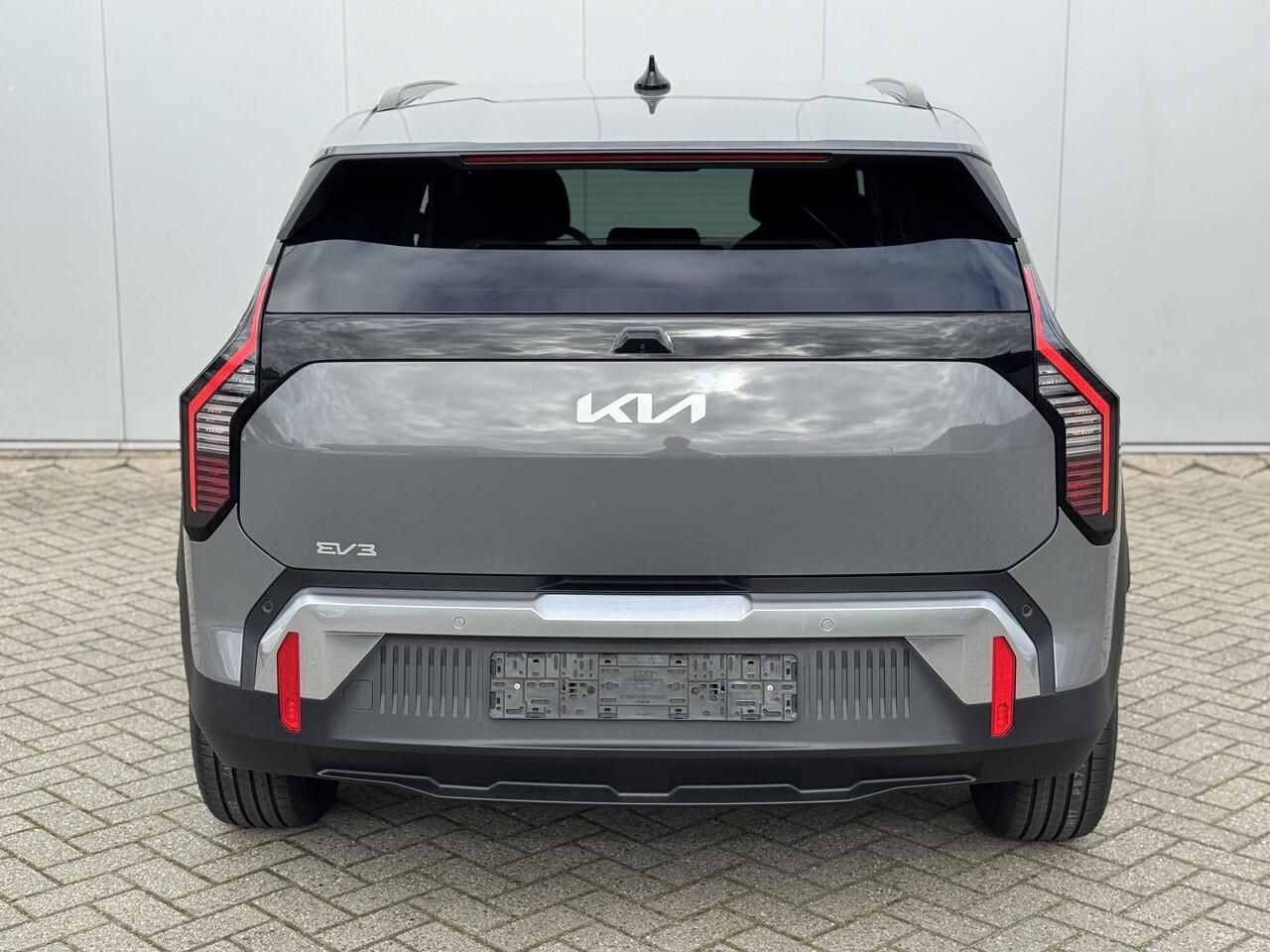 KIA EV3 Plus 58.3 kWh | Tijdelijk Kia inruilpremie ¤ 3000,- Bij Aanschaf | Parkeersensoren Voor + Achter | Camera | Adaptive Cruise | Keyless | DAB+ | Apple Carplay/ Android Auto
