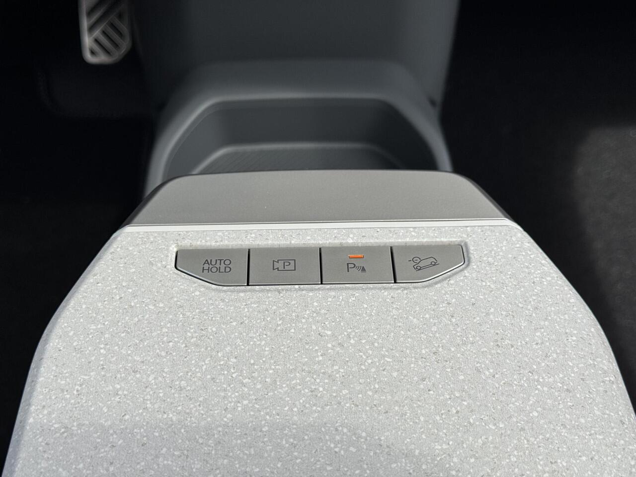 KIA EV3 GT-PlusLine 81.4 kWh | DEMO | Afneembare Trekhaak | Stoelventilatie | Panoramisch schuifkanteldak | Stoel ventilatie | 360 graden camera |