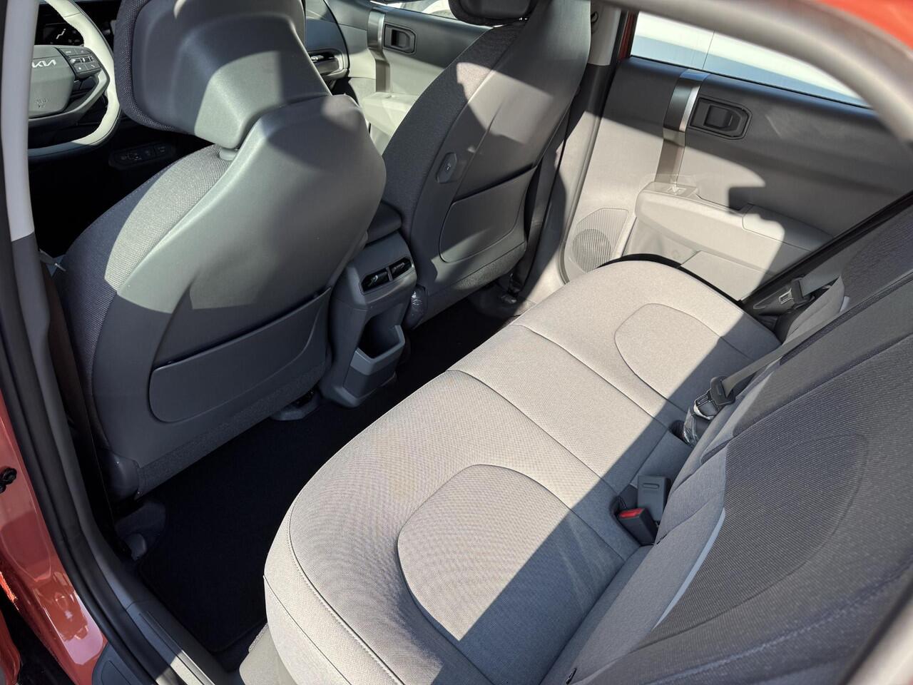 KIA EV3 Air 58.3 kWh VOORRAAD ACTIE | Snel leverbaar | Stoel/Stuurverwarming | Navigatie | Dodehoekdetectie | Led Koplampen |