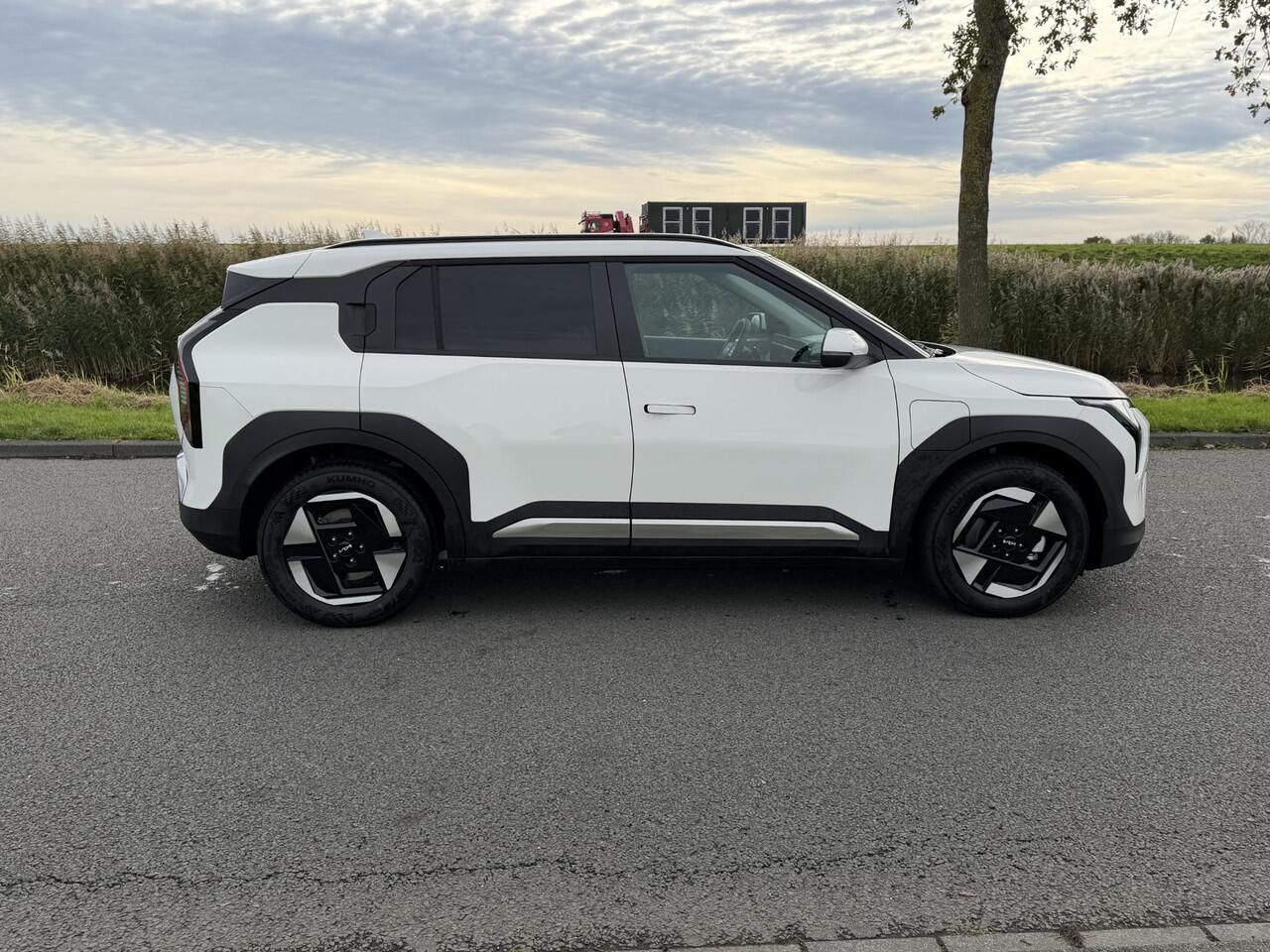 KIA EV3 Plus 81.4 kWh | SOH 100% | Trekhaak | Camera | LED | Navigatie | Apple CarPlay/Android Auto | Rijbaanassistentie | Adaptieve Cruise Control | Smart-Key |