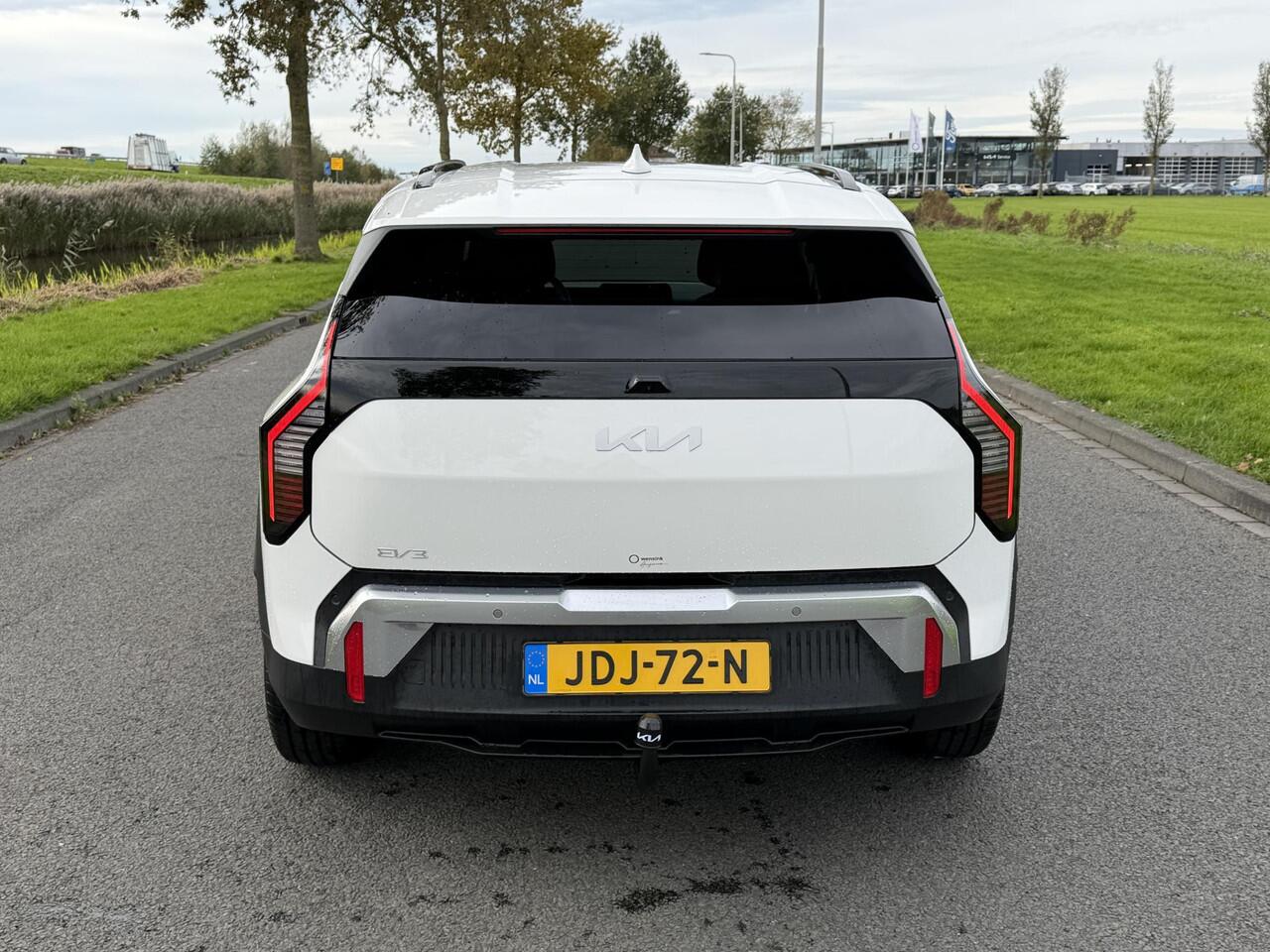 KIA EV3 Plus 81.4 kWh | SOH 100% | Trekhaak | Camera | LED | Navigatie | Apple CarPlay/Android Auto | Rijbaanassistentie | Adaptieve Cruise Control | Smart-Key |