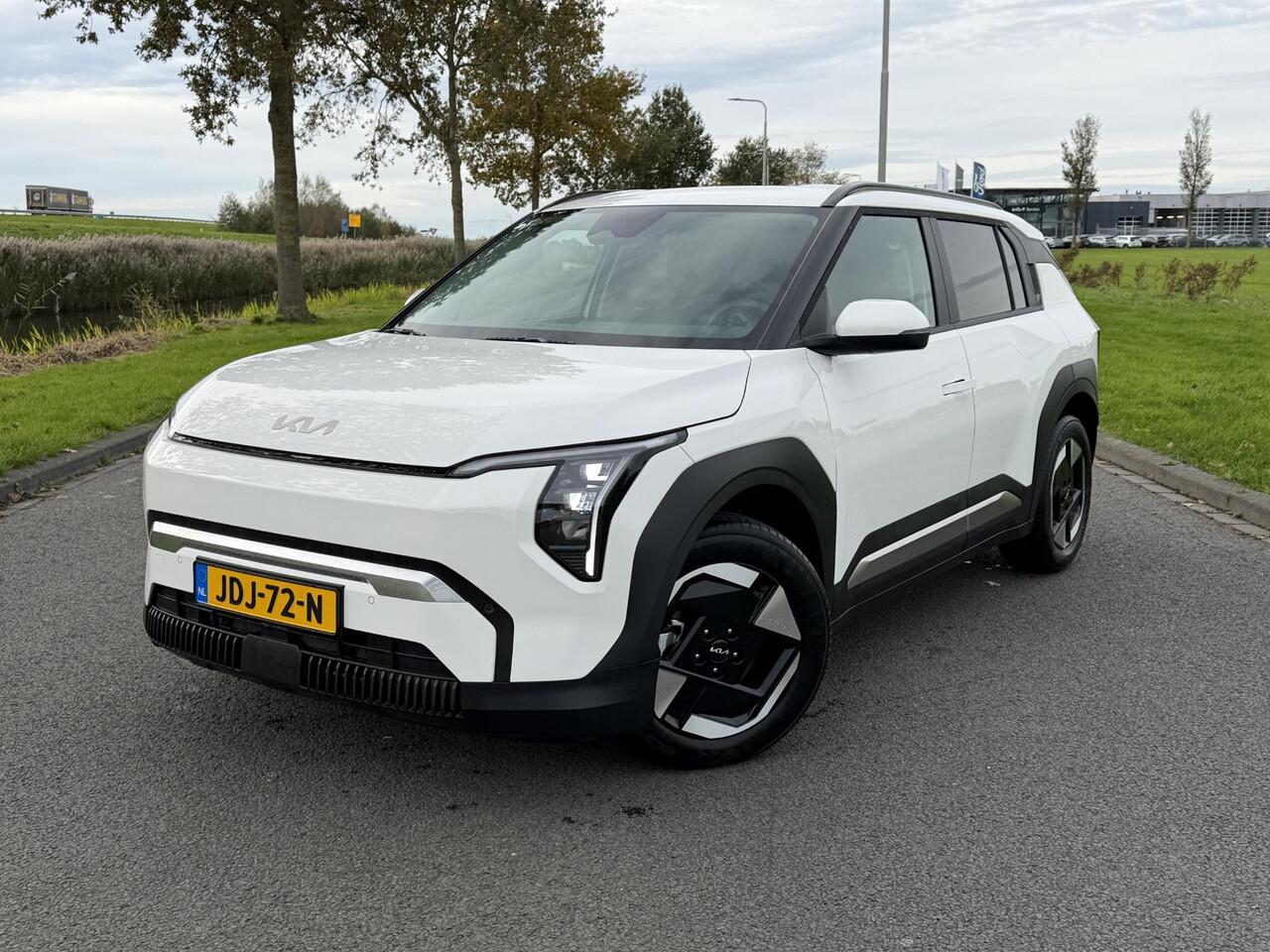 KIA EV3 Plus 81.4 kWh | SOH 100% | Trekhaak | Camera | LED | Navigatie | Apple CarPlay/Android Auto | Rijbaanassistentie | Adaptieve Cruise Control | Smart-Key |