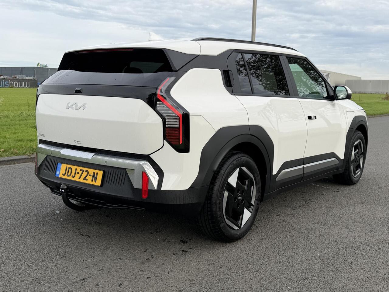 KIA EV3 Plus 81.4 kWh | SOH 100% | Trekhaak | Camera | LED | Navigatie | Apple CarPlay/Android Auto | Rijbaanassistentie | Adaptieve Cruise Control | Smart-Key |