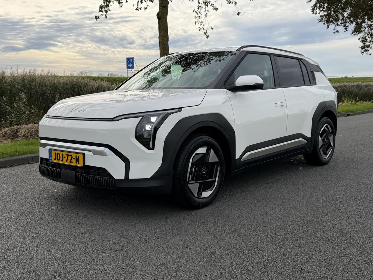 KIA EV3 Plus 81.4 kWh | SOH 100% | Trekhaak | Camera | LED | Navigatie | Apple CarPlay/Android Auto | Rijbaanassistentie | Adaptieve Cruise Control | Smart-Key |