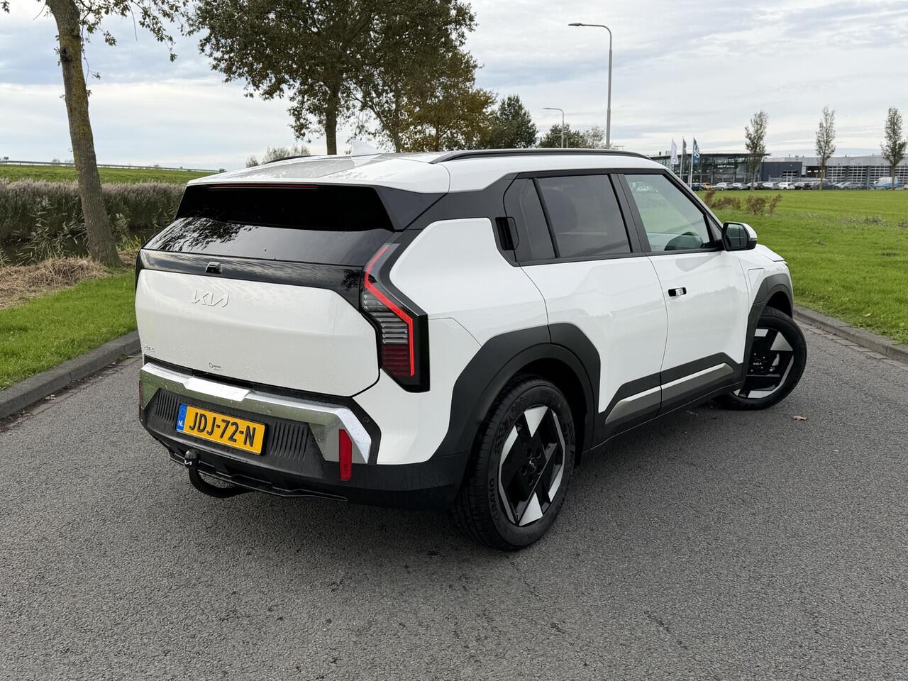 KIA EV3 Plus 81.4 kWh | SOH 100% | Trekhaak | Camera | LED | Navigatie | Apple CarPlay/Android Auto | Rijbaanassistentie | Adaptieve Cruise Control | Smart-Key |