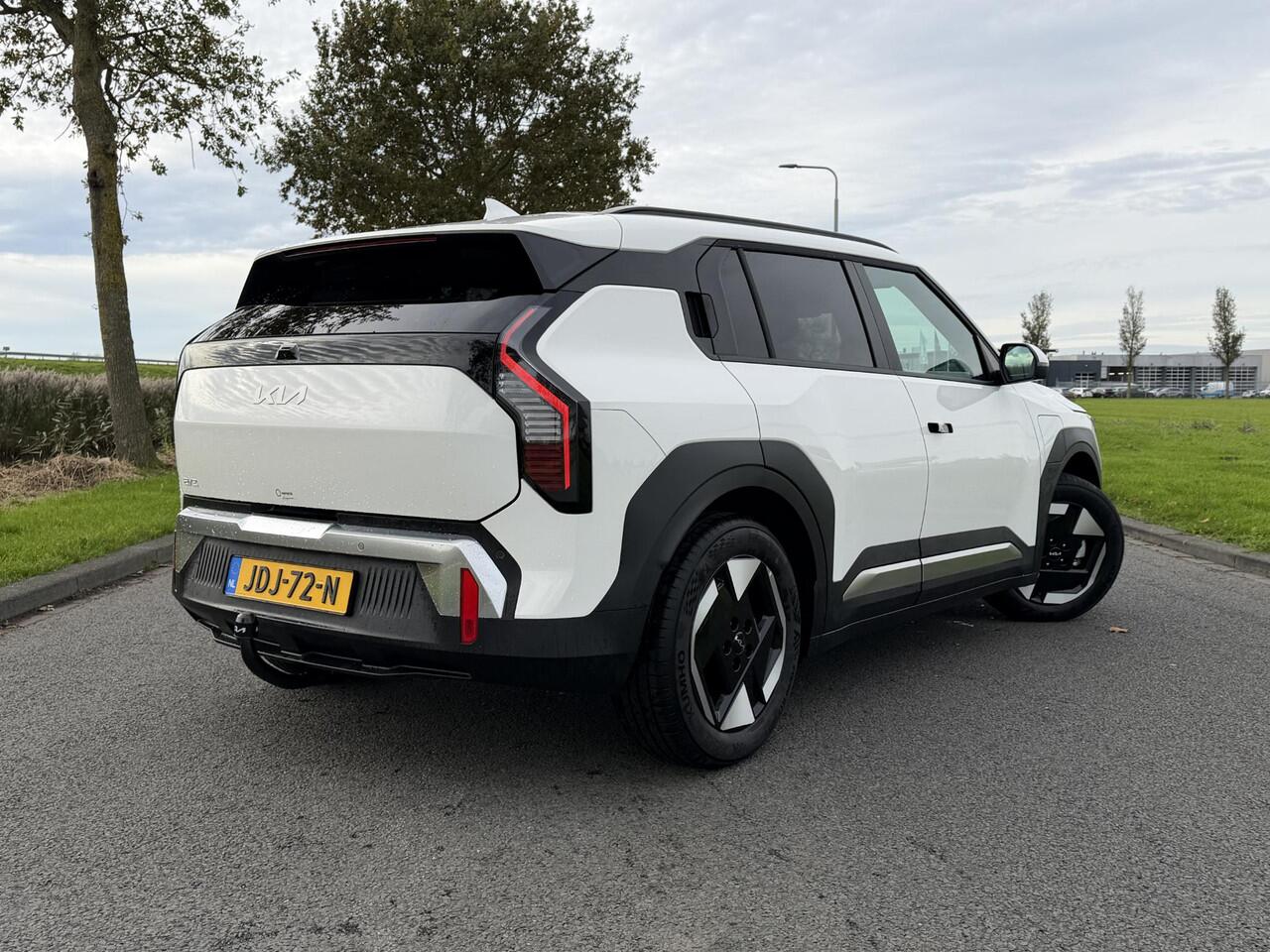 KIA EV3 Plus 81.4 kWh | SOH 100% | Trekhaak | Camera | LED | Navigatie | Apple CarPlay/Android Auto | Rijbaanassistentie | Adaptieve Cruise Control | Smart-Key |