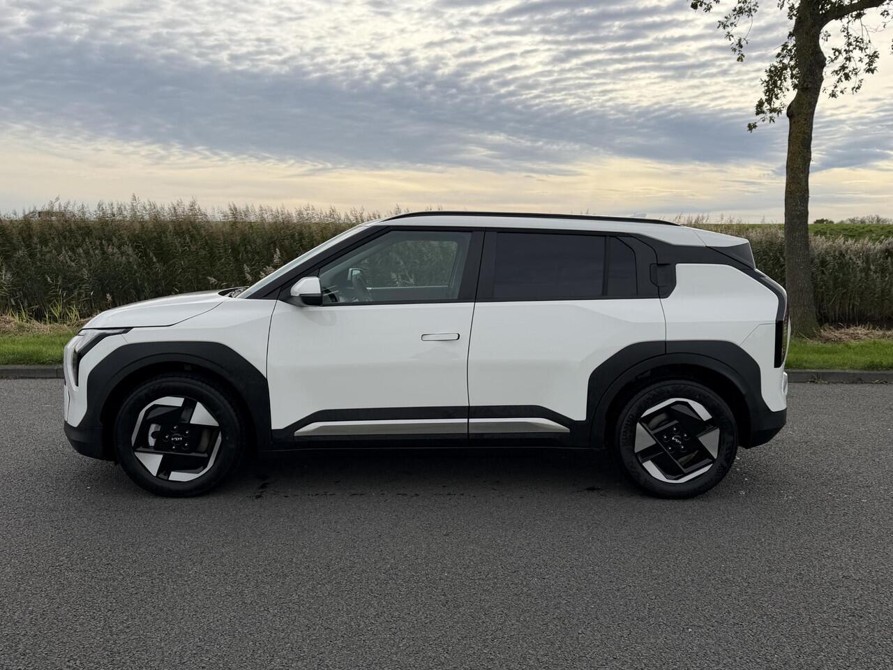 KIA EV3 Plus 81.4 kWh | SOH 100% | Trekhaak | Camera | LED | Navigatie | Apple CarPlay/Android Auto | Rijbaanassistentie | Adaptieve Cruise Control | Smart-Key |