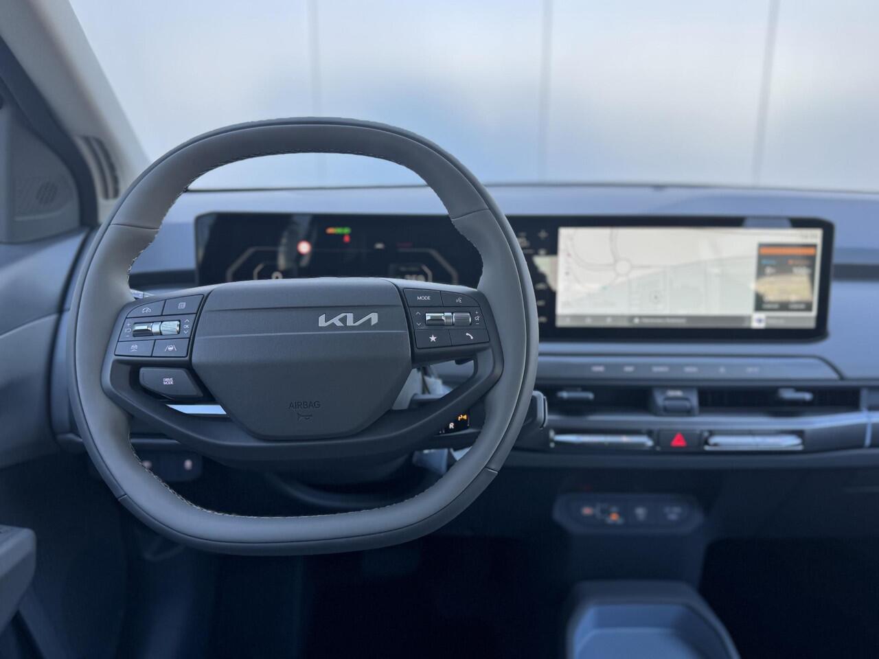 KIA EV3 Air 58.3 kWh | Trekhaak | 19 inch | Parkeersensoren Voor + Achter | Camera | Adaptive Cruise | Keyless | DAB+ | Apple Carplay/ Android Auto