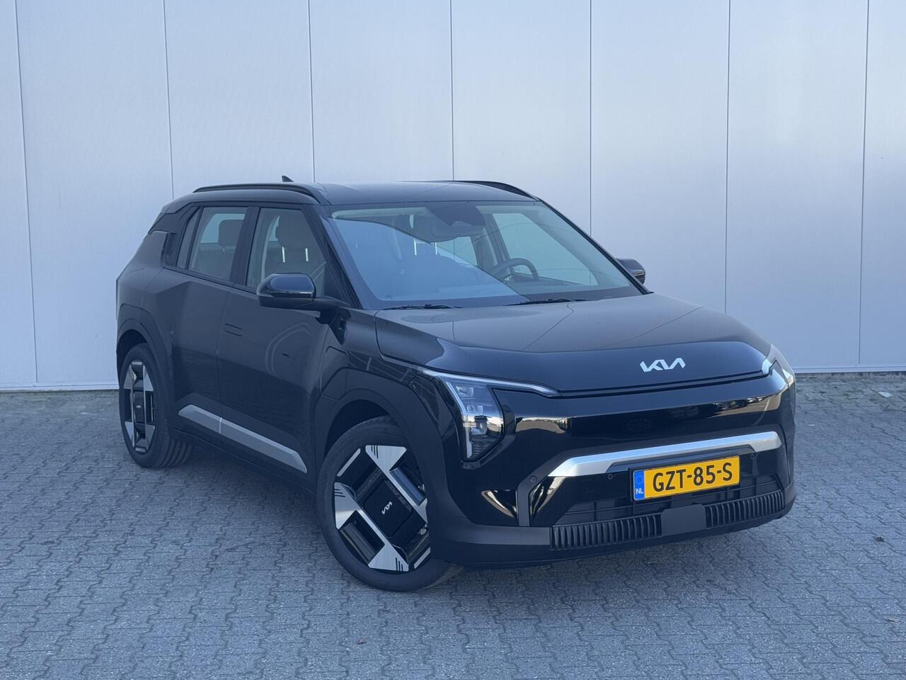 KIA EV3 Air 58.3 kWh | Trekhaak | 19 inch | Parkeersensoren Voor + Achter | Camera | Adaptive Cruise | Keyless | DAB+ | Apple Carplay/ Android Auto
