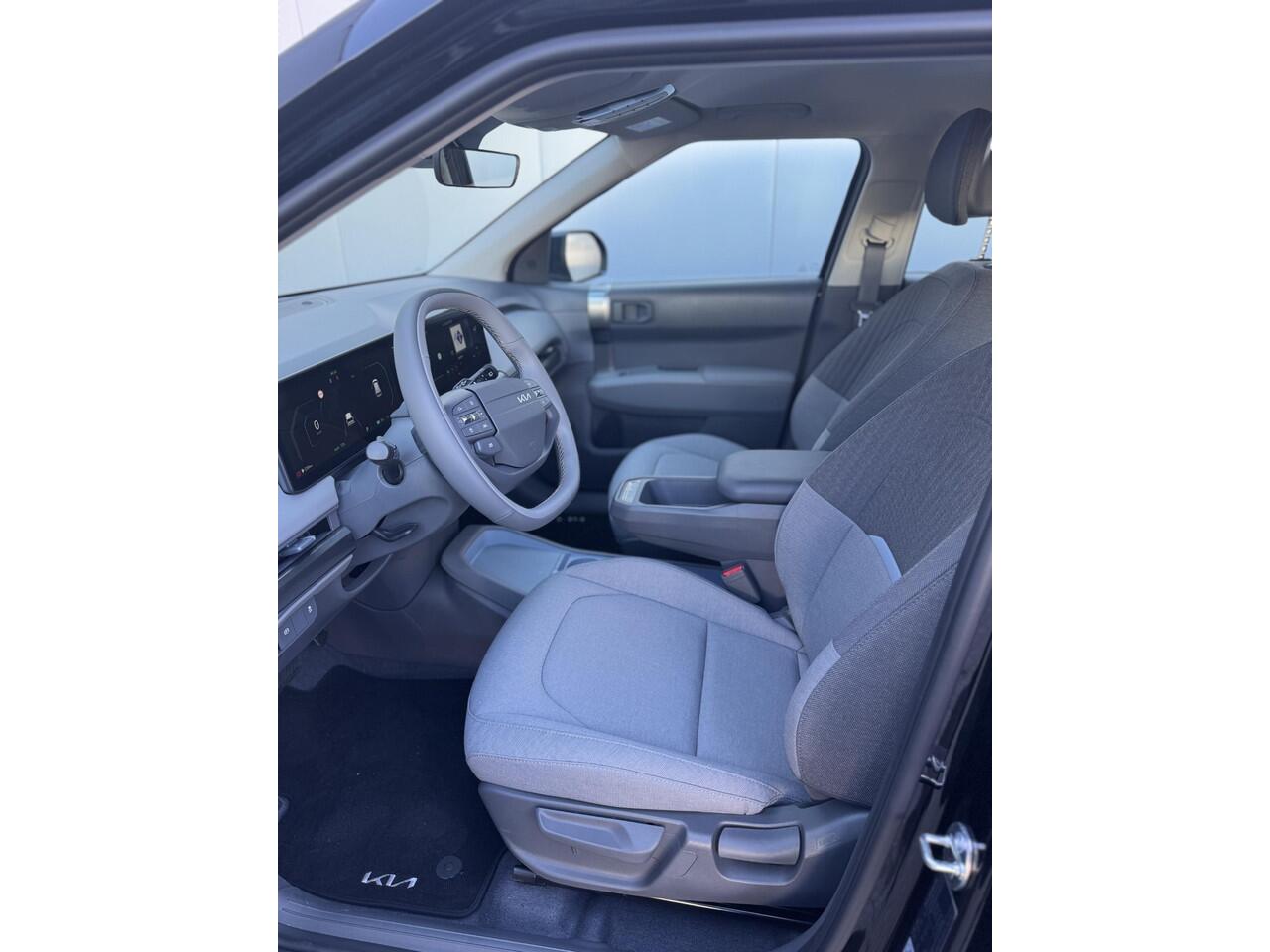 KIA EV3 Air 58.3 kWh | Trekhaak | 19 inch | Parkeersensoren Voor + Achter | Camera | Adaptive Cruise | Keyless | DAB+ | Apple Carplay/ Android Auto