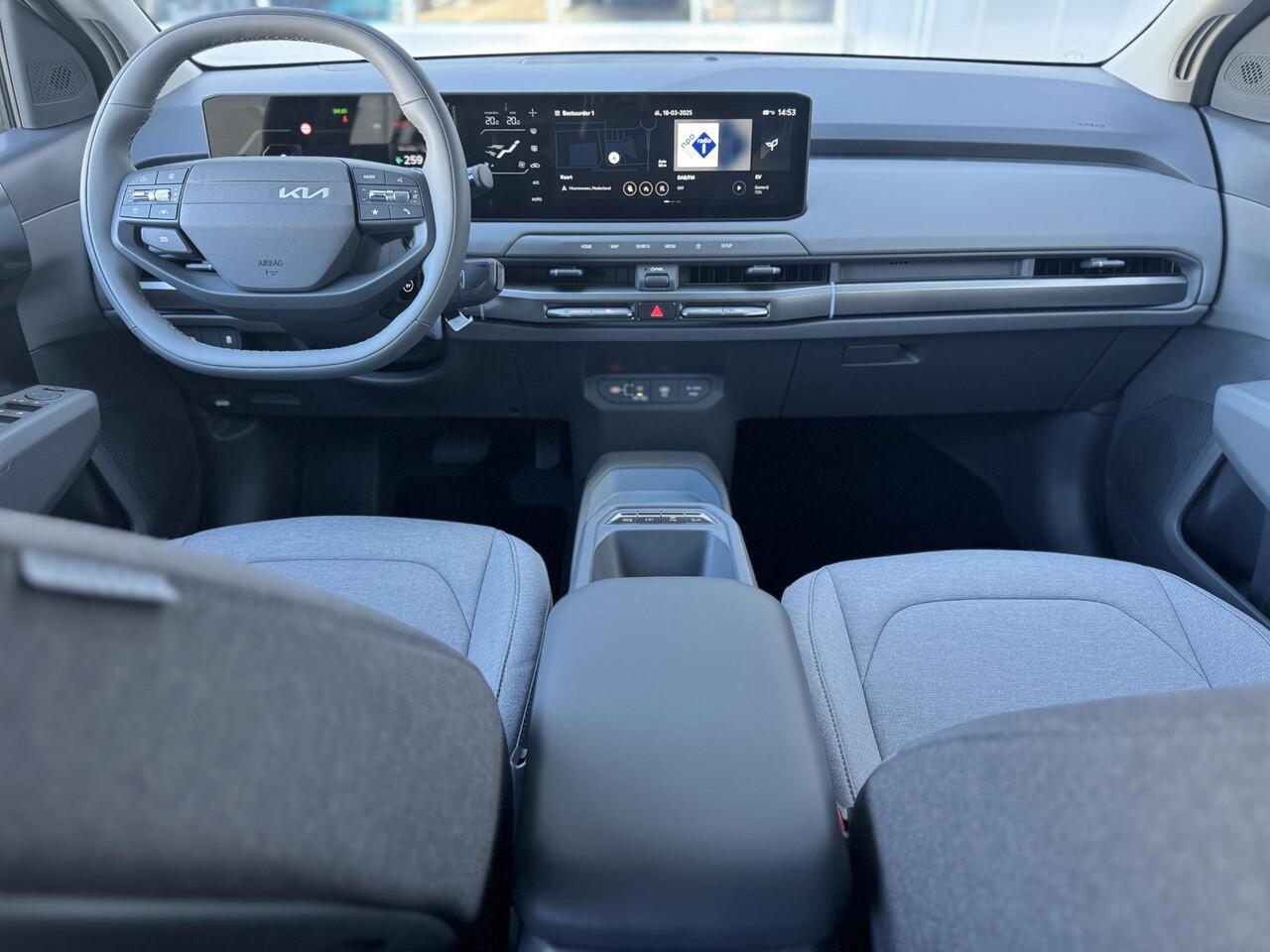 KIA EV3 Air 58.3 kWh | Trekhaak | 19 inch | Parkeersensoren Voor + Achter | Camera | Adaptive Cruise | Keyless | DAB+ | Apple Carplay/ Android Auto