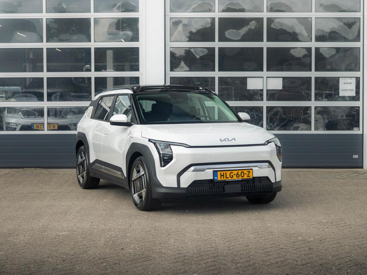 KIA EV3 Plus Advanced 81.4 kWh l SOH 99.6% l Schuifkantel dak l Stoel stuurwiel verwarming l Long range