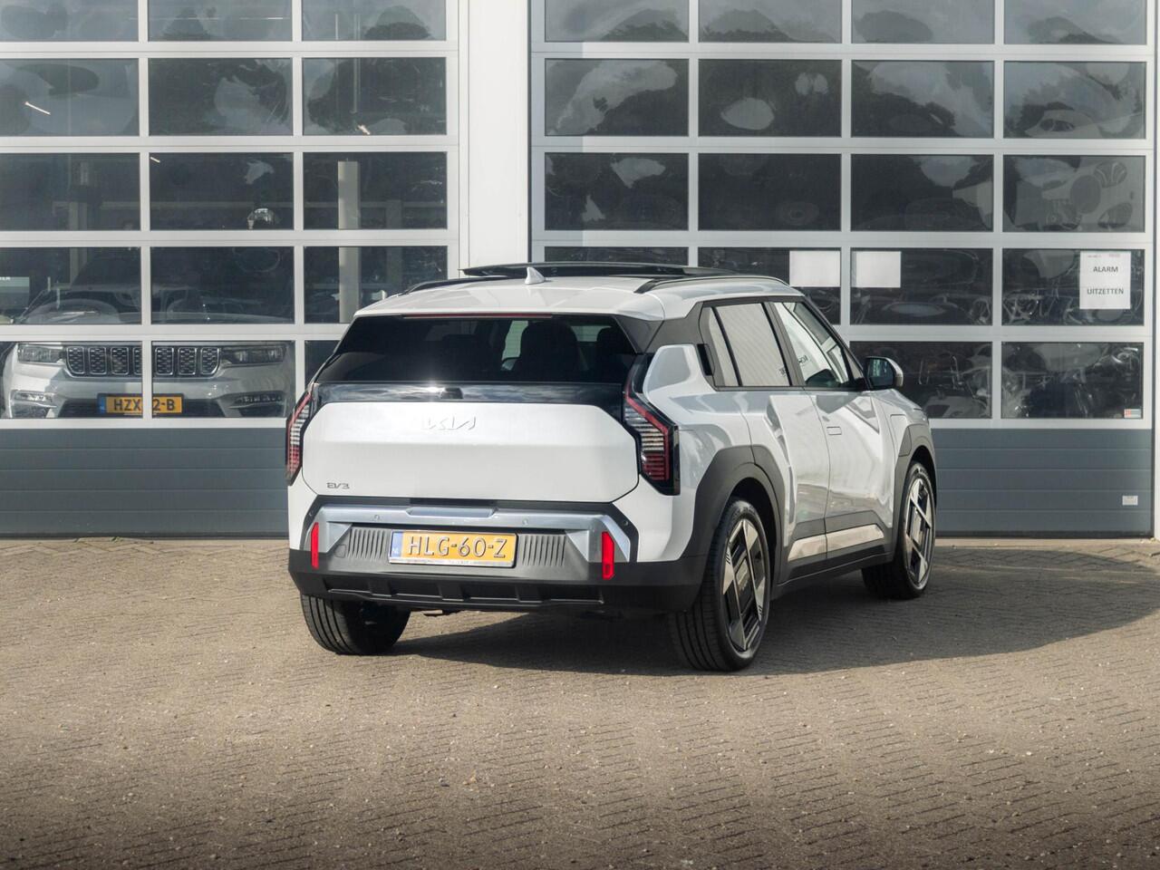 KIA EV3 Plus Advanced 81.4 kWh l SOH 99.6% l Schuifkantel dak l Stoel stuurwiel verwarming l Long range