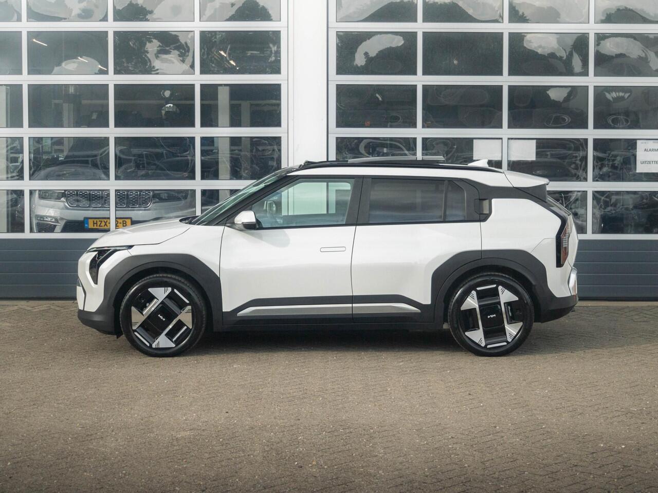 KIA EV3 Plus Advanced 81.4 kWh l SOH 99.6% l Schuifkantel dak l Stoel stuurwiel verwarming l Long range