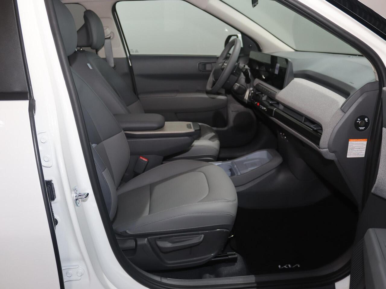 KIA EV3 Plus Advanced 81.4 kWh | Panoramaschuifdak | 19" velgen | Harman Kardon | Privacy Glass | Stoel- en stuurwielverwarming |ss