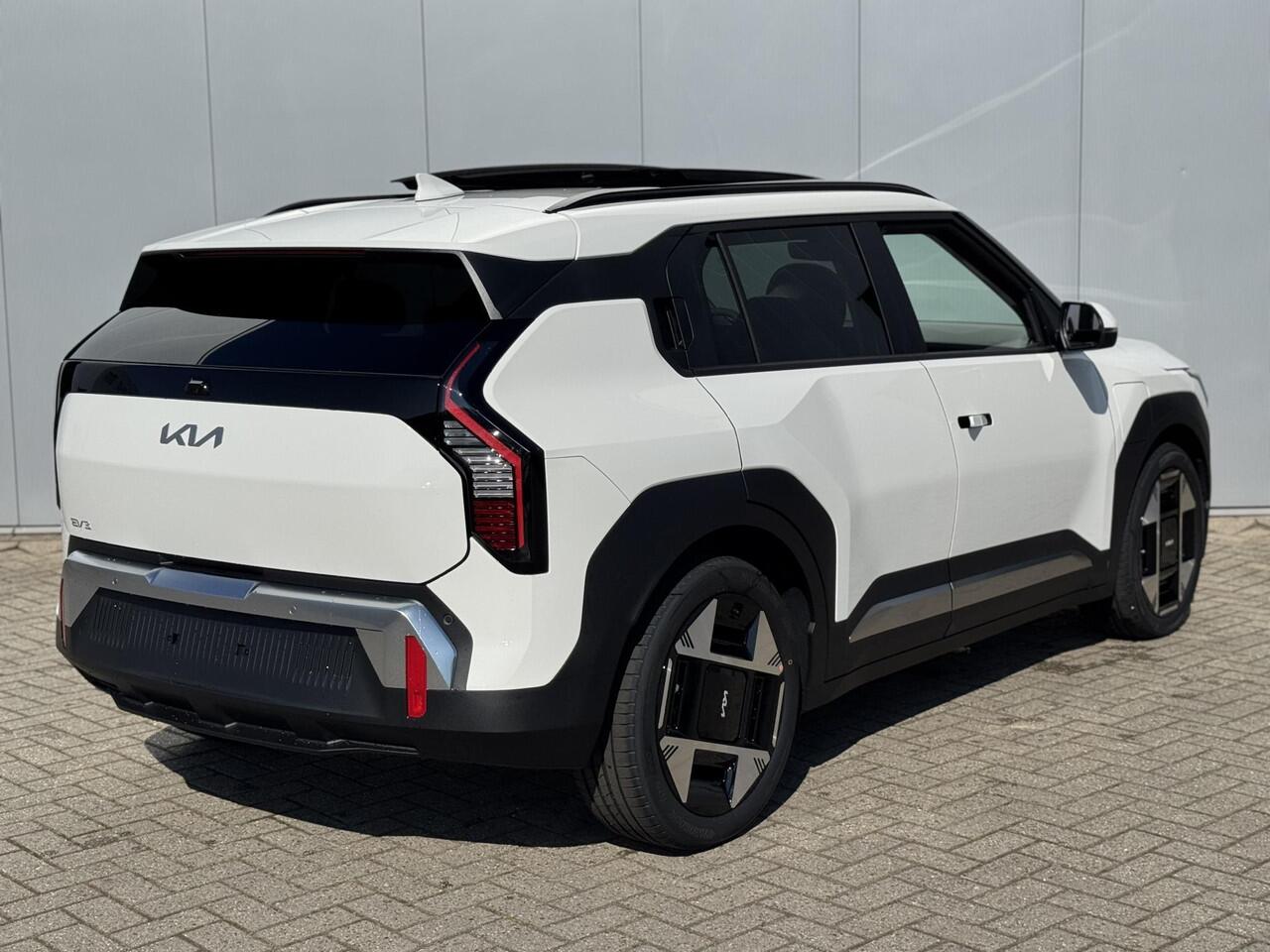 KIA EV3 Plus Advanced 81.4 kWh | Panoramaschuifdak | 19" velgen | Harman Kardon | Privacy Glass | Stoel- en stuurwielverwarming |