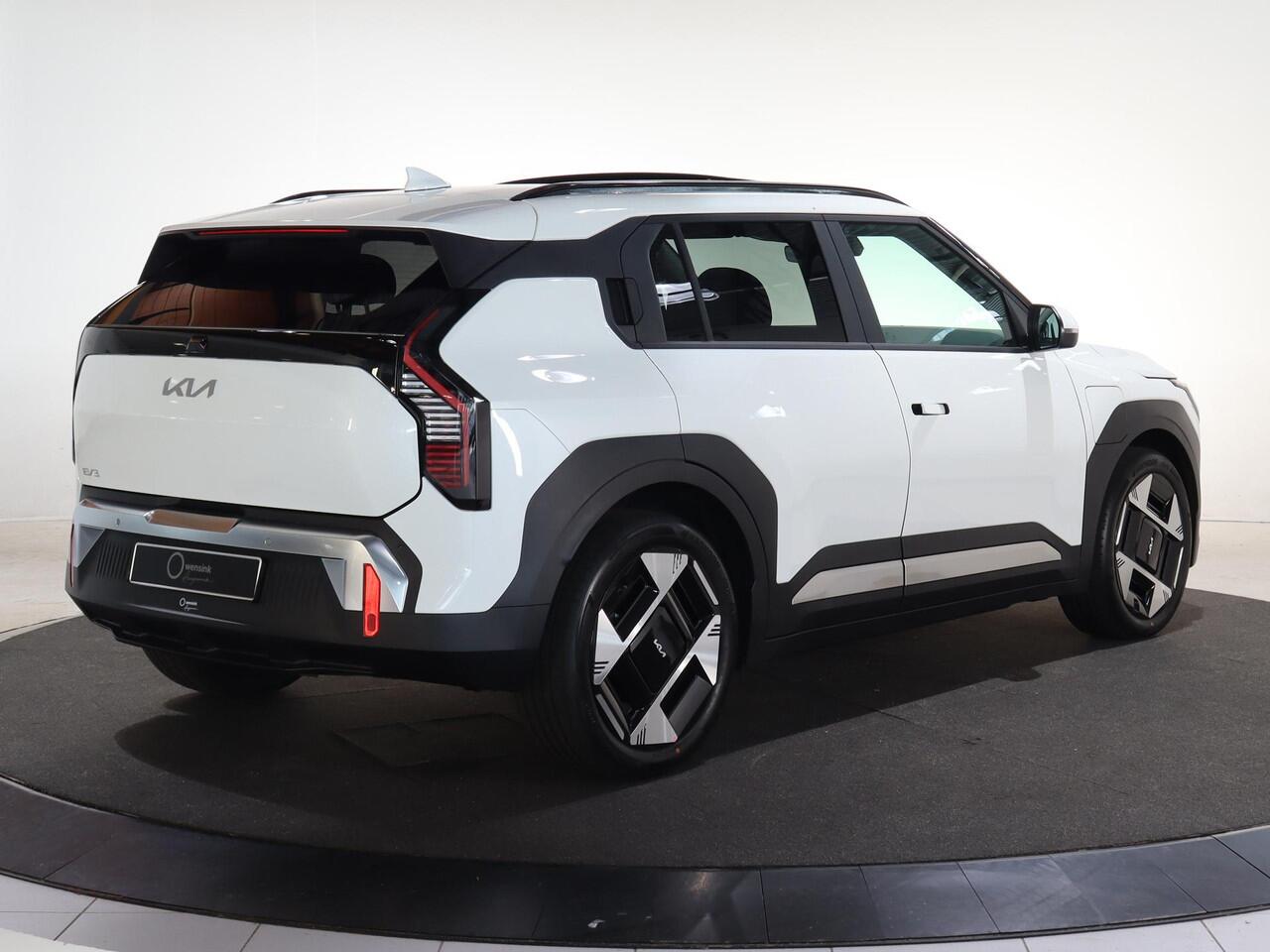 KIA EV3 Plus Advanced 58.3 kWh | Trekhaak | Panoramaschuifdak | 19" velgen | Harman Kardon | Privacy Glass | Stoel- en stuurwielverwarming |