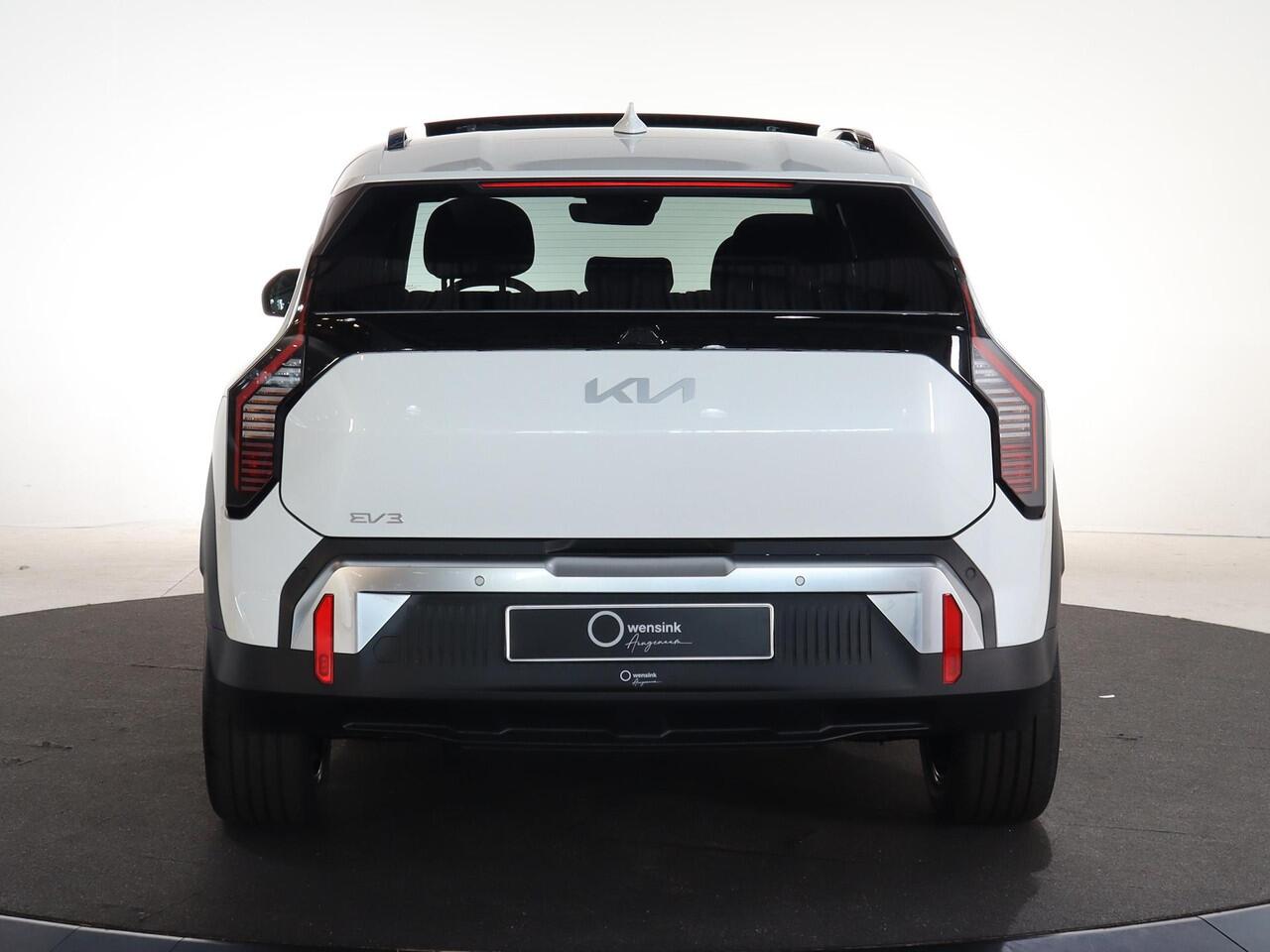 KIA EV3 Plus Advanced 58.3 kWh | Trekhaak | Panoramaschuifdak | 19" velgen | Harman Kardon | Privacy Glass | Stoel- en stuurwielverwarming |