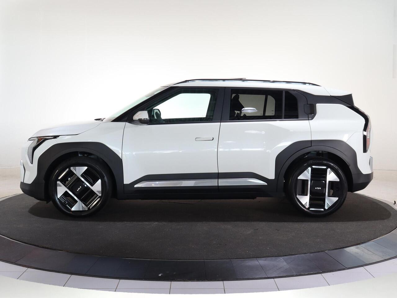 KIA EV3 Plus Advanced 58.3 kWh | Trekhaak | Panoramaschuifdak | 19" velgen | Harman Kardon | Privacy Glass | Stoel- en stuurwielverwarming |