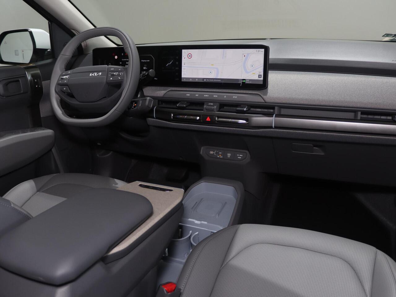 KIA EV3 Plus Advanced 58.3 kWh | Trekhaak | Panoramaschuifdak | 19" velgen | Harman Kardon | Privacy Glass | Stoel- en stuurwielverwarming |