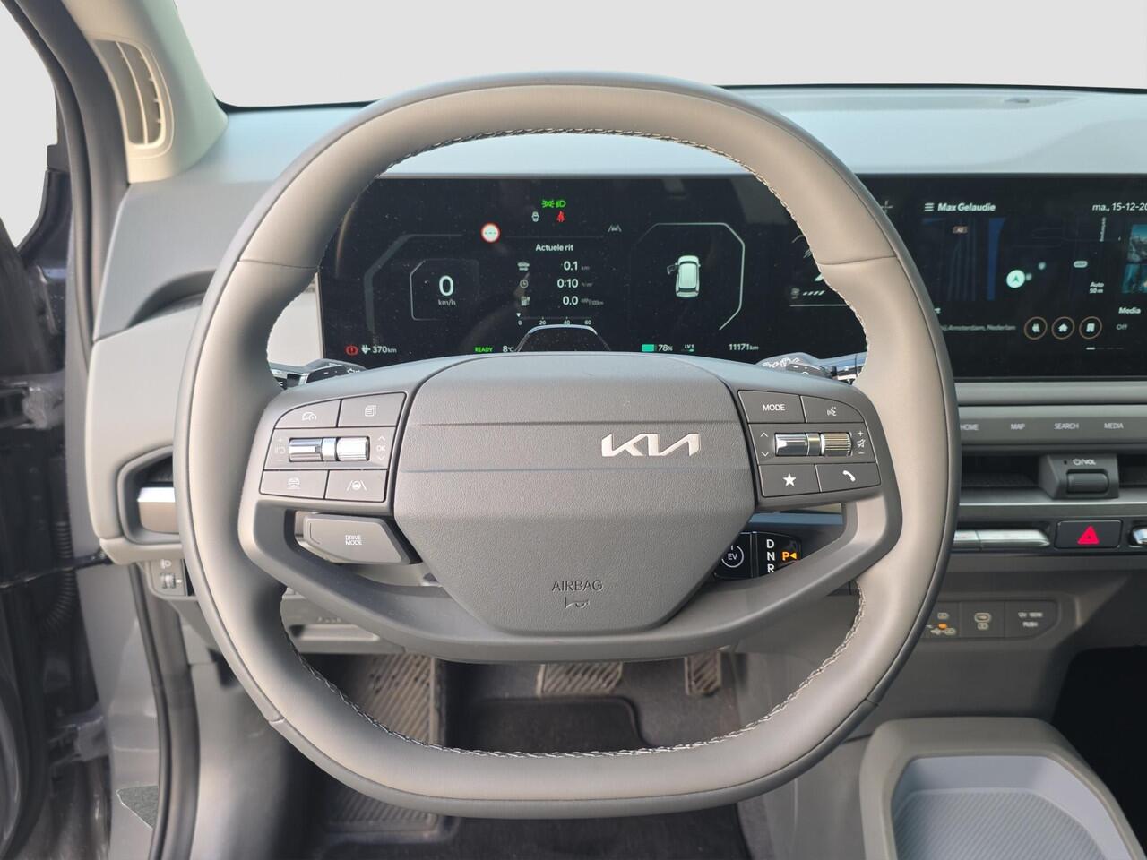 KIA EV3 Air 81.4 kWh | Demo | Adapt. Cruise | Lane-Assist | Climate Control | Long Range | Achteruitrijcamera | Sensoren Voor- En Achter |