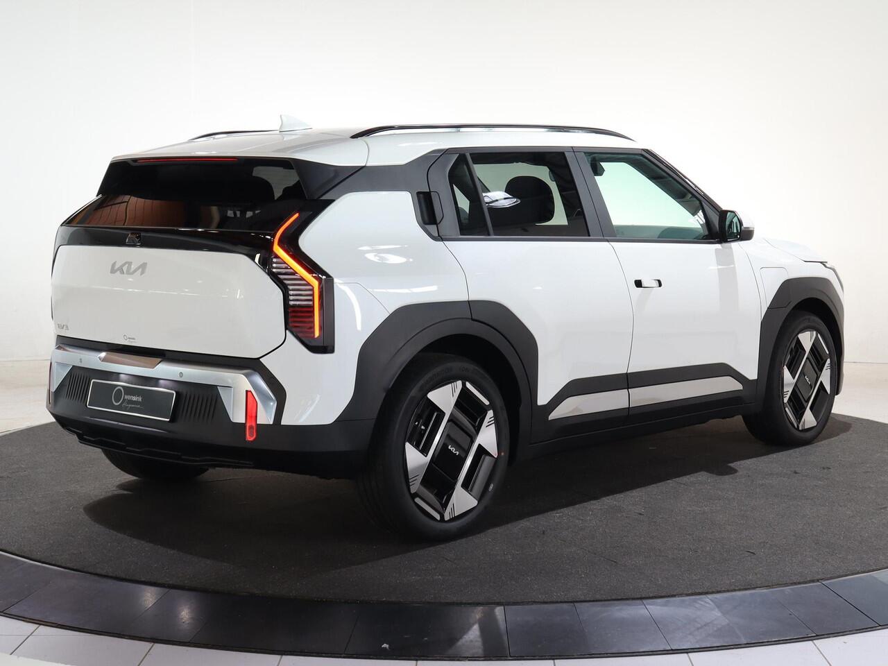 KIA EV3 Plus Advanced 81.4 kWh | SOH 100% | Panoramaschuifdak | 19" velgen | Harman Kardon | Privacy Glass | Stoel- en stuurwielverwarming |