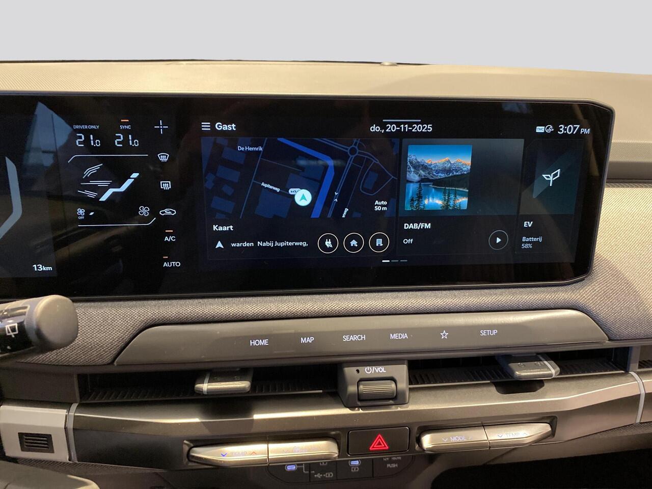 KIA EV3 Plus 58.3 kWh | Parkeersensoren Voor + Achter | Camera | Adaptive Cruise | Keyless | DAB+ | Apple Carplay/ Android Auto