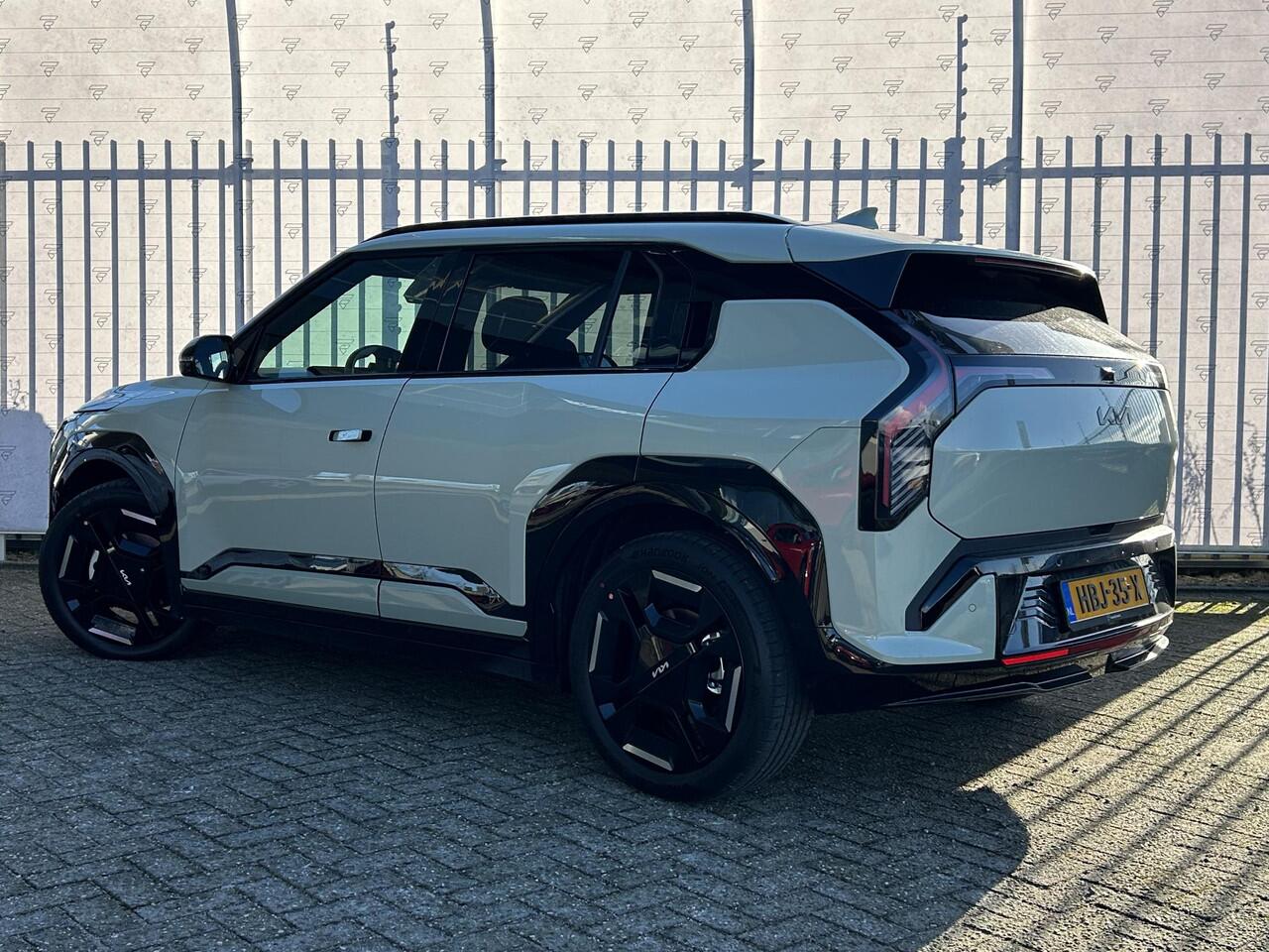 KIA EV3 GT-Line 81.4 kWh | Stoelverwarming Voor & Achter | Cruise | Camera | Sensoren | Navi | Apple Carplay & Android Auto | Key-Less |