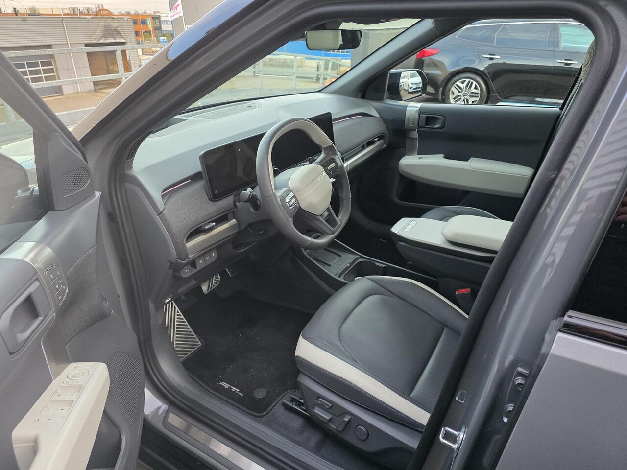 KIA EV3 GT-PlusLine 81.4 kWh Schuif-/kanteldak, 360° camera, Stoel- & stuurwielverwarming, Stoelkoeling navigatie, Apple CarPlay/Android Auto, NL-auto, boekjes compleet