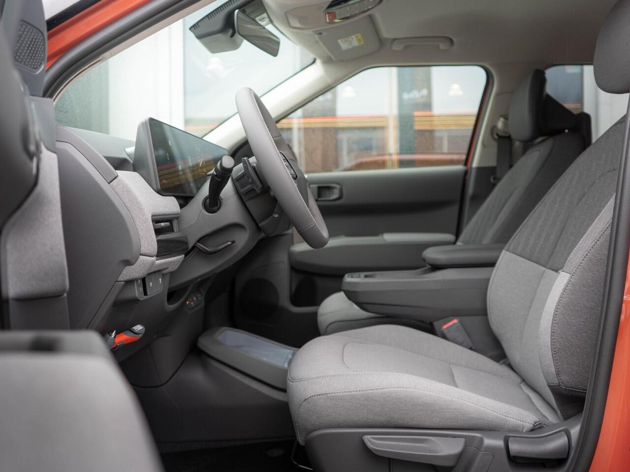 KIA EV3 Plus 58.3 kWh | Binnenkort beschikbaar | Stoel & Stuurverwarming | Apple Carplay | Adapt. Cruise | Camera | 17" | Navi