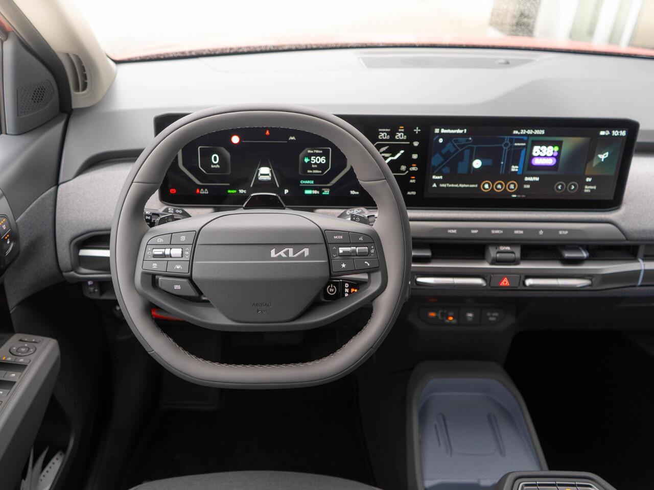 KIA EV3 Plus 58.3 kWh | Binnenkort beschikbaar | Stoel & Stuurverwarming | Apple Carplay | Adapt. Cruise | Camera | 17" | Navi