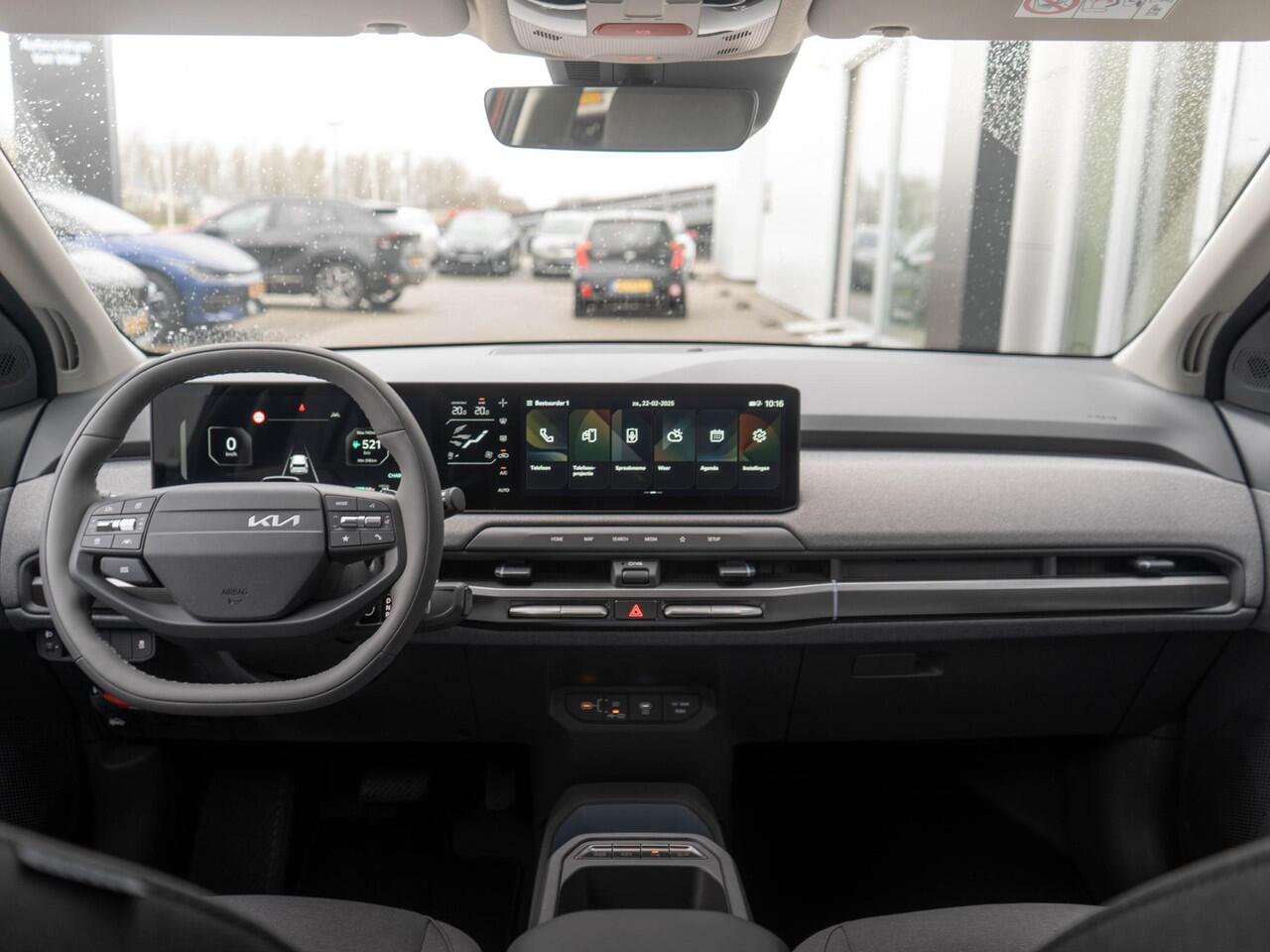 KIA EV3 Plus 58.3 kWh | Binnenkort beschikbaar | Stoel & Stuurverwarming | Apple Carplay | Adapt. Cruise | Camera | 17" | Navi